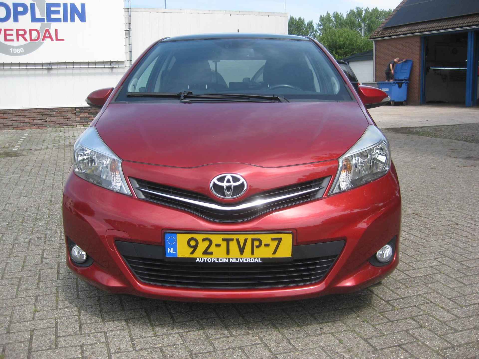 Toyota Yaris 1.3 VVT-i Executive luxe in Nederland nieuw geleverde yaris met navigatie! - 3/18