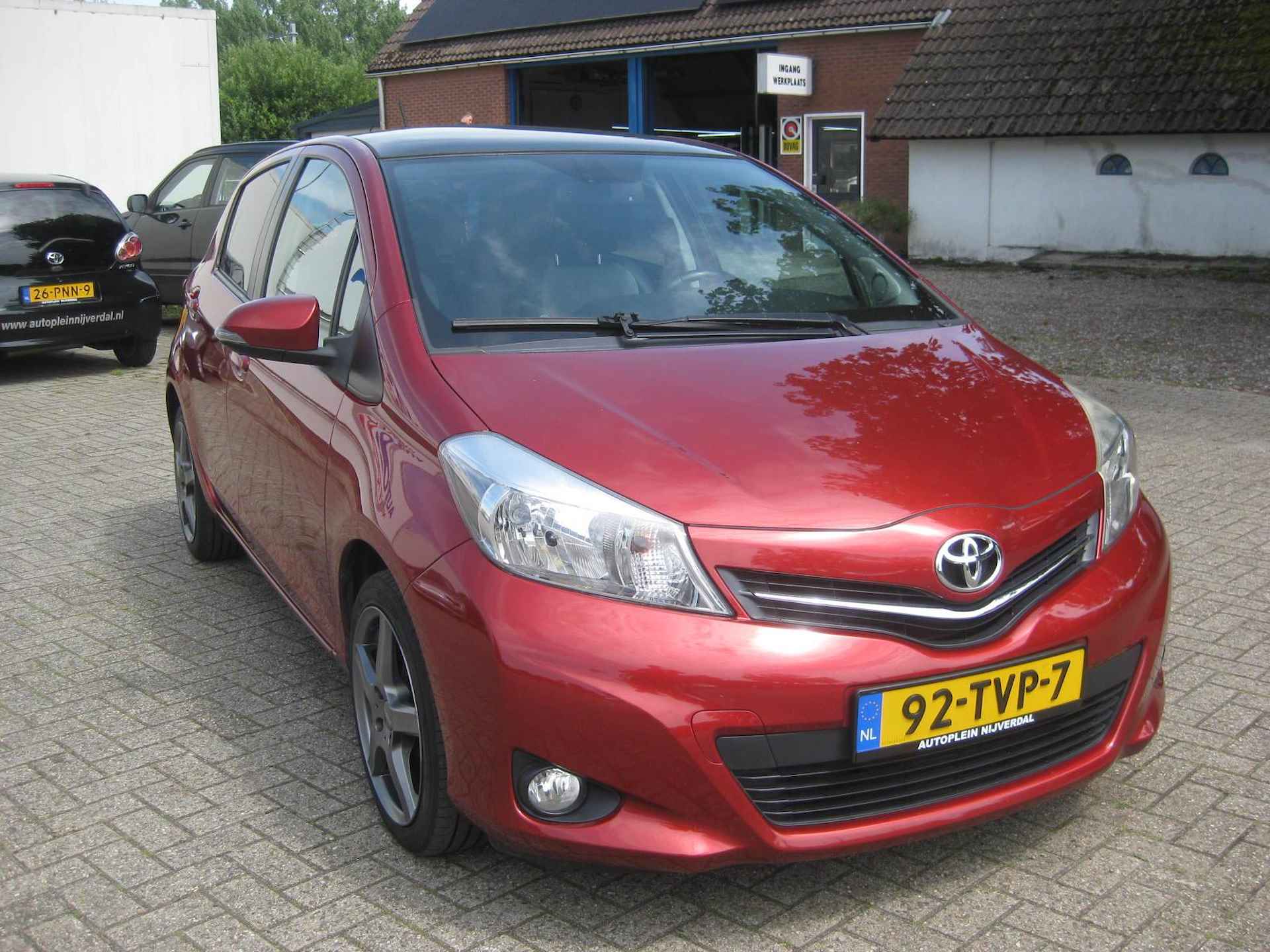 Toyota Yaris 1.3 VVT-i Executive luxe in Nederland nieuw geleverde yaris met navigatie! - 4/18