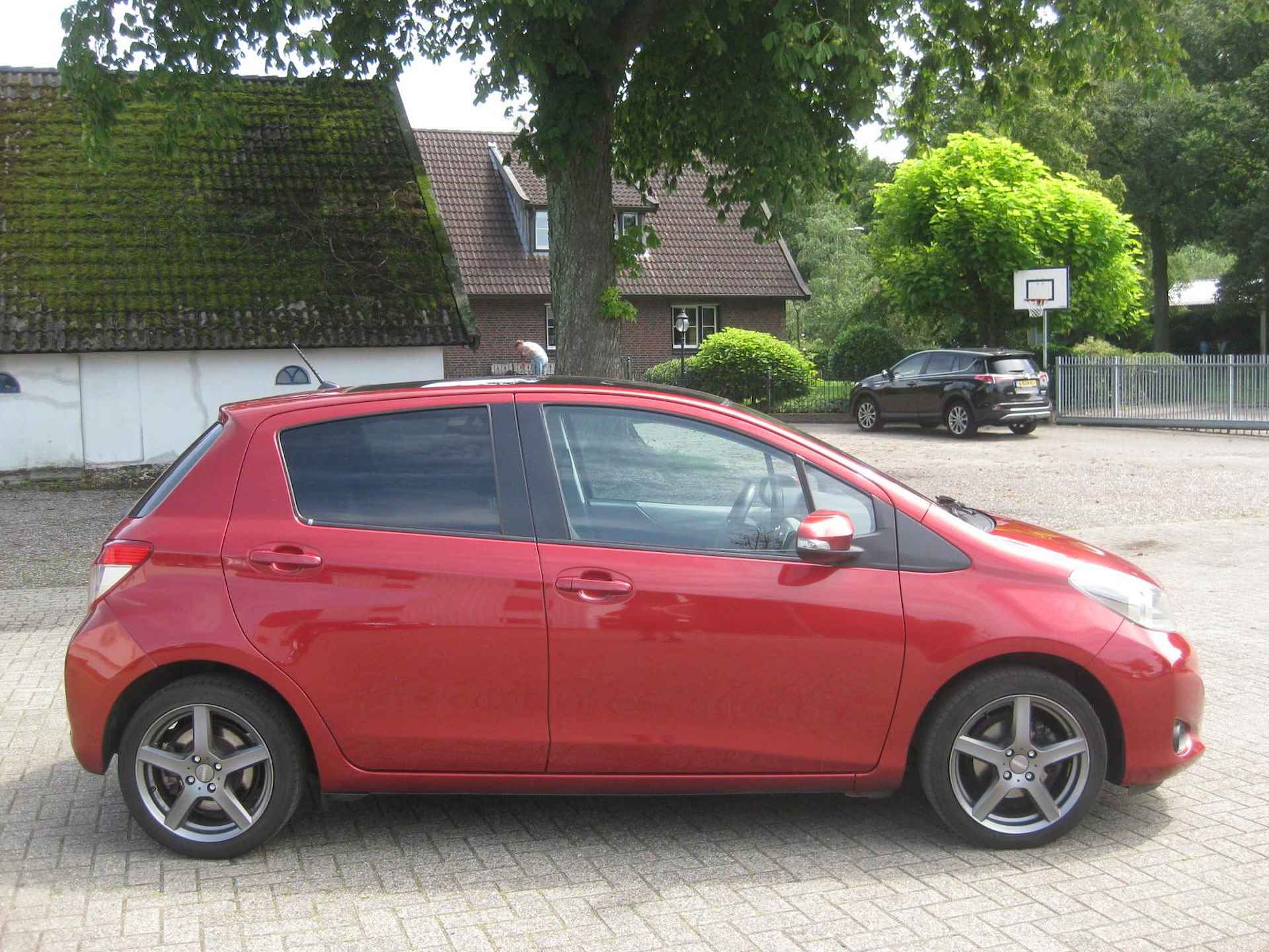 Toyota Yaris 1.3 VVT-i Executive luxe in Nederland nieuw geleverde yaris met navigatie! - 5/18