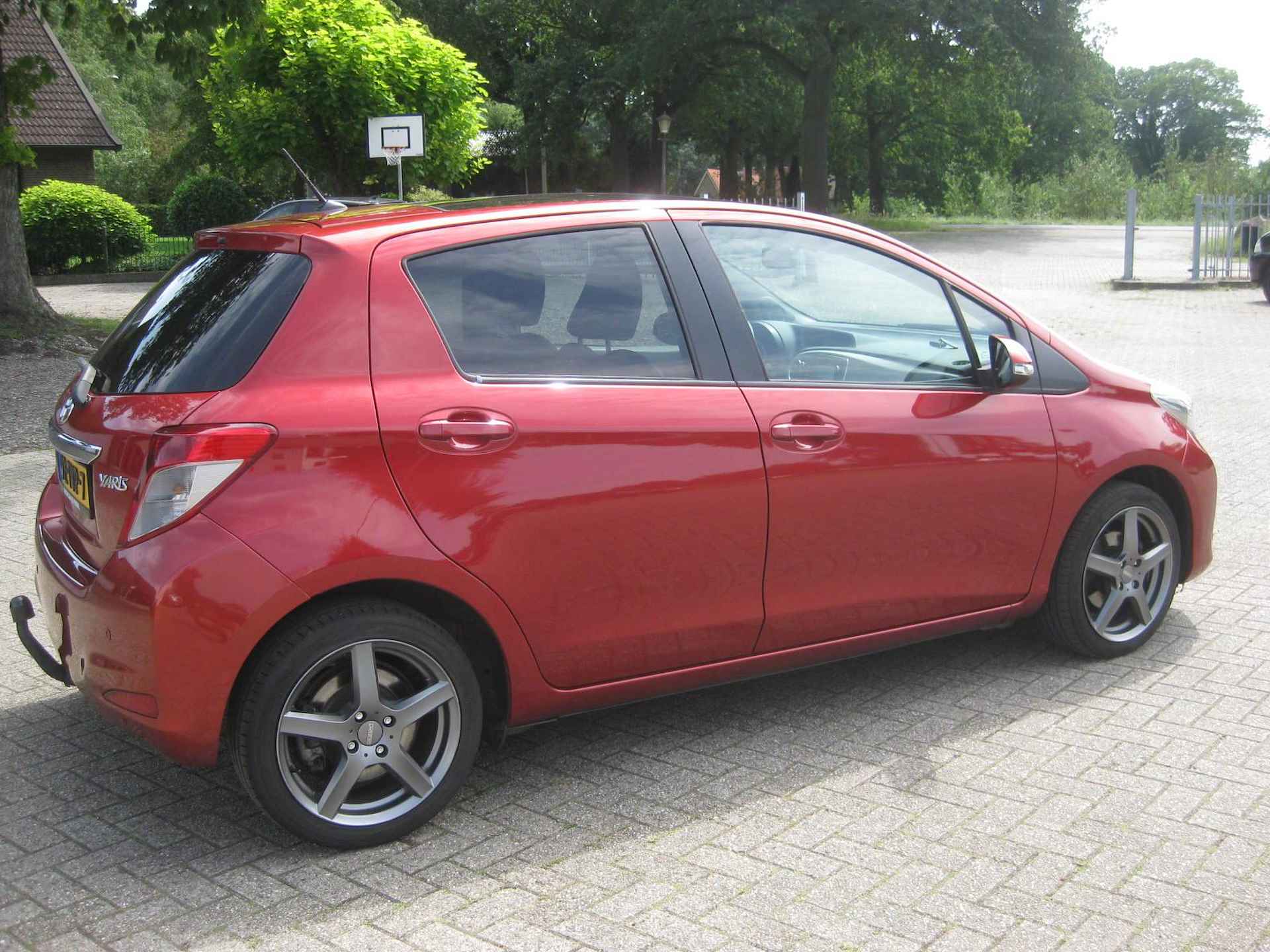 Toyota Yaris 1.3 VVT-i Executive luxe in Nederland nieuw geleverde yaris met navigatie! - 6/18