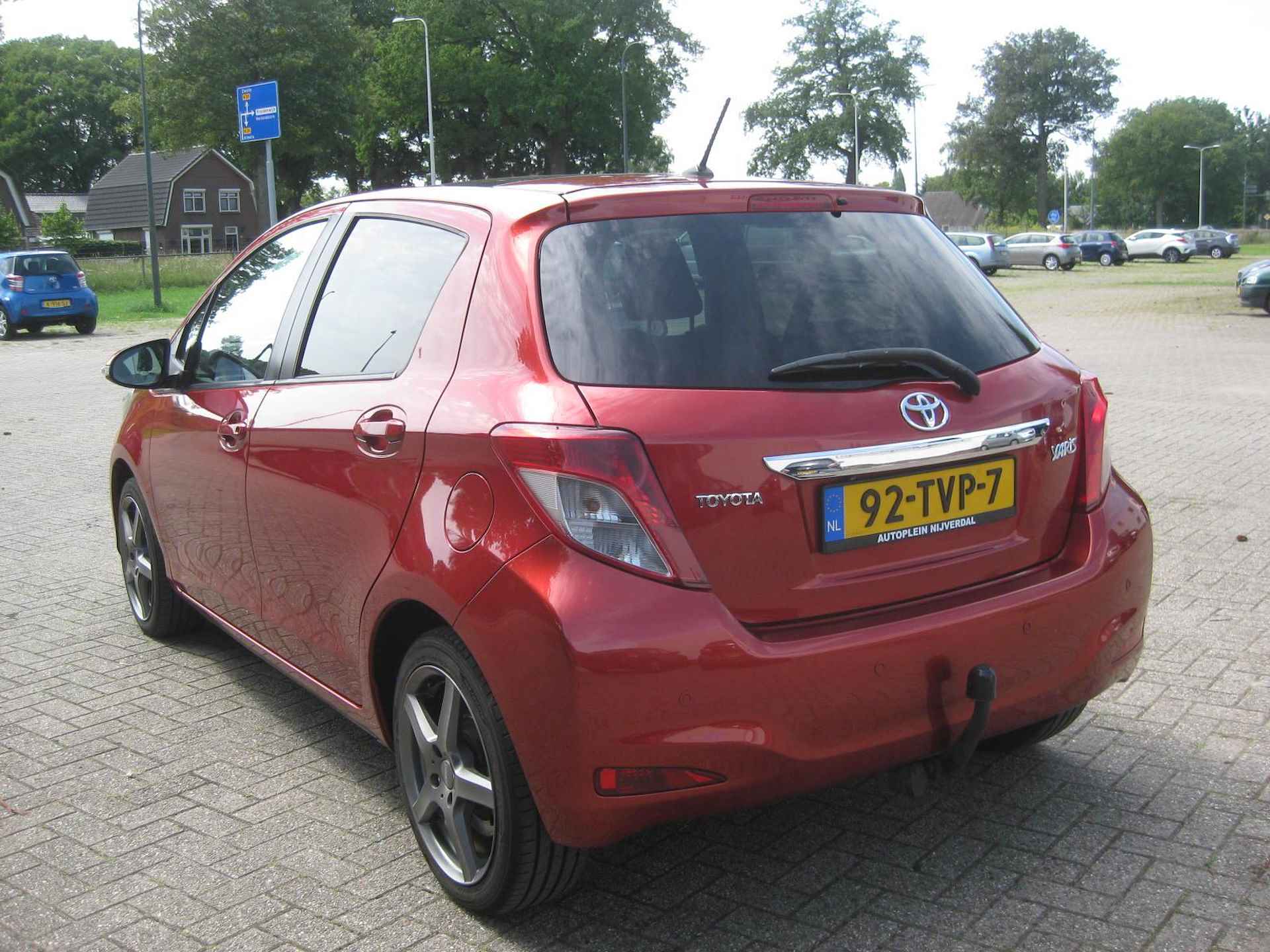 Toyota Yaris 1.3 VVT-i Executive luxe in Nederland nieuw geleverde yaris met navigatie! - 8/18