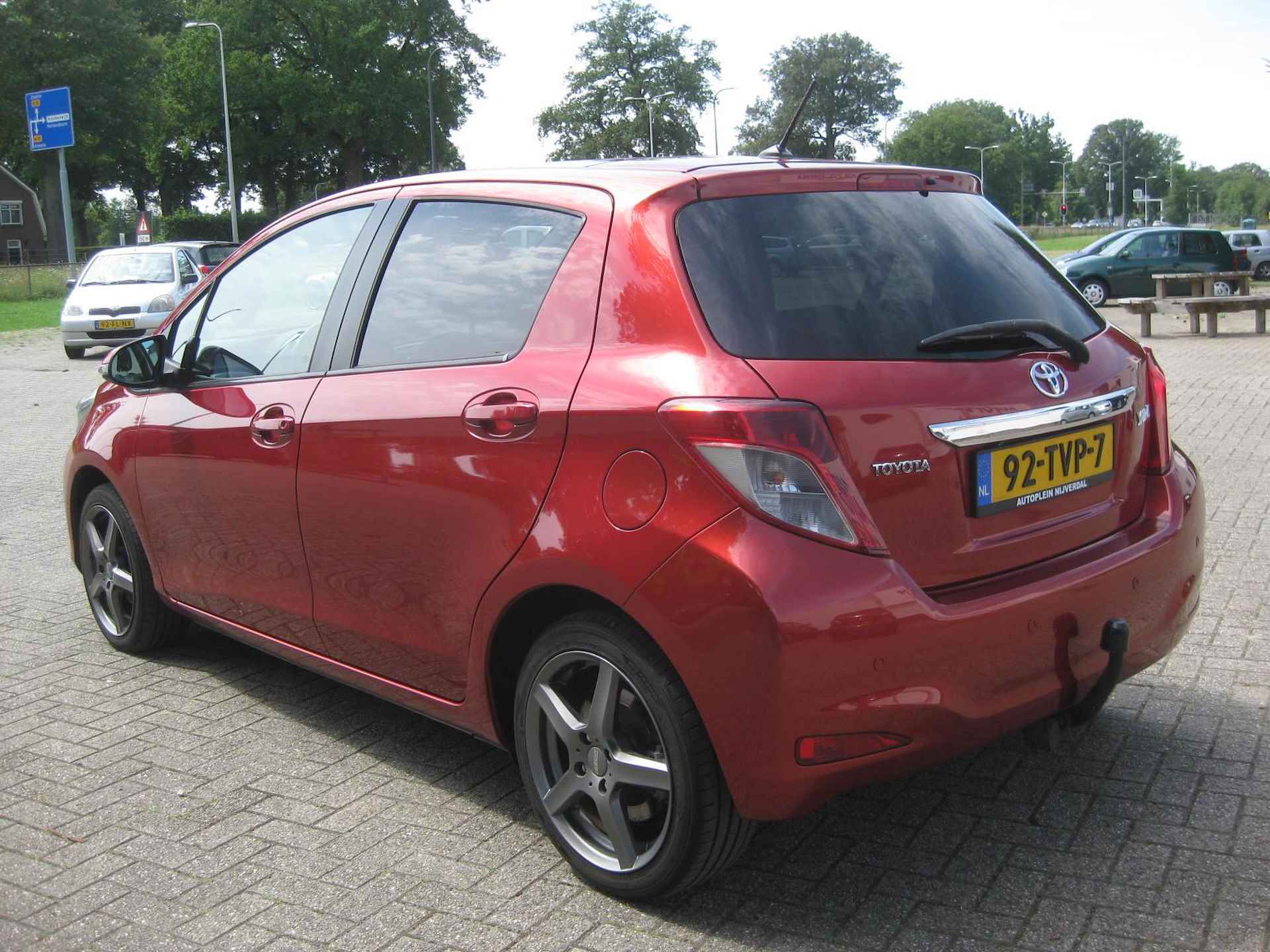 Toyota Yaris 1.3 VVT-i Executive luxe in Nederland nieuw geleverde yaris met navigatie! - 9/18