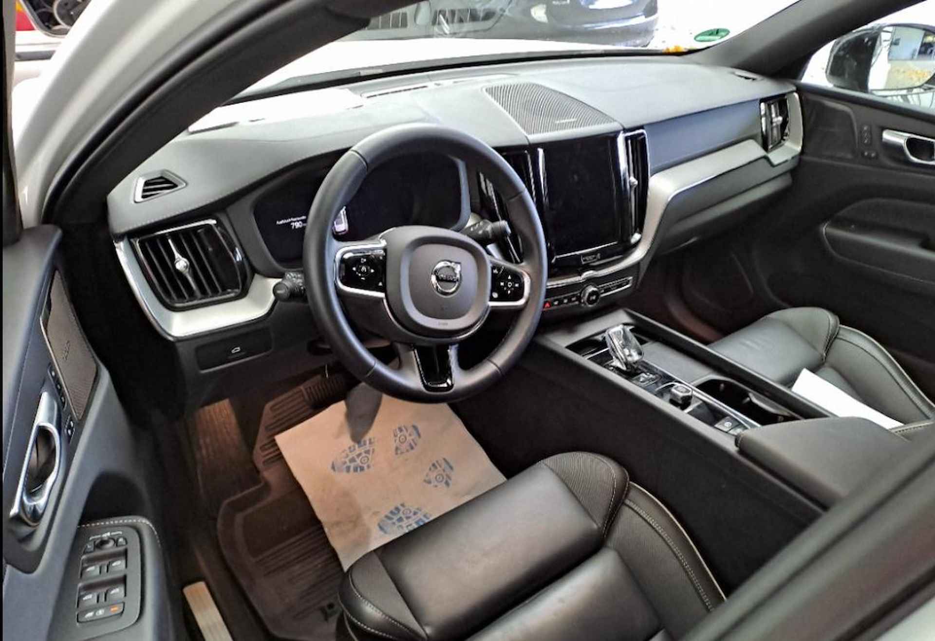 Volvo XC60 2.0 B5 D AWD Ultimate Dark | Luchtvering | Harman/Kardon | Panorama Schuifdak | Sportstoelen | Standkachel | HUD - 6/10