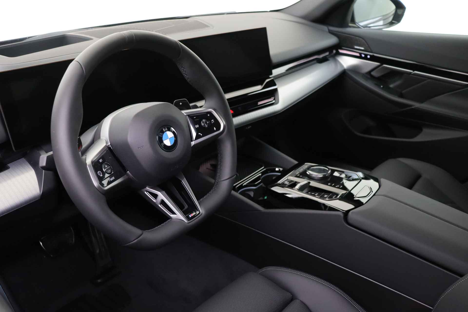 BMW 5 Serie 520i M Sport Automaat / Panoramadak / Parking Assistant Plus / Adaptieve LED / M Sportonderstel / Harman-Kardon / Live Cockpit Professional - 4/47