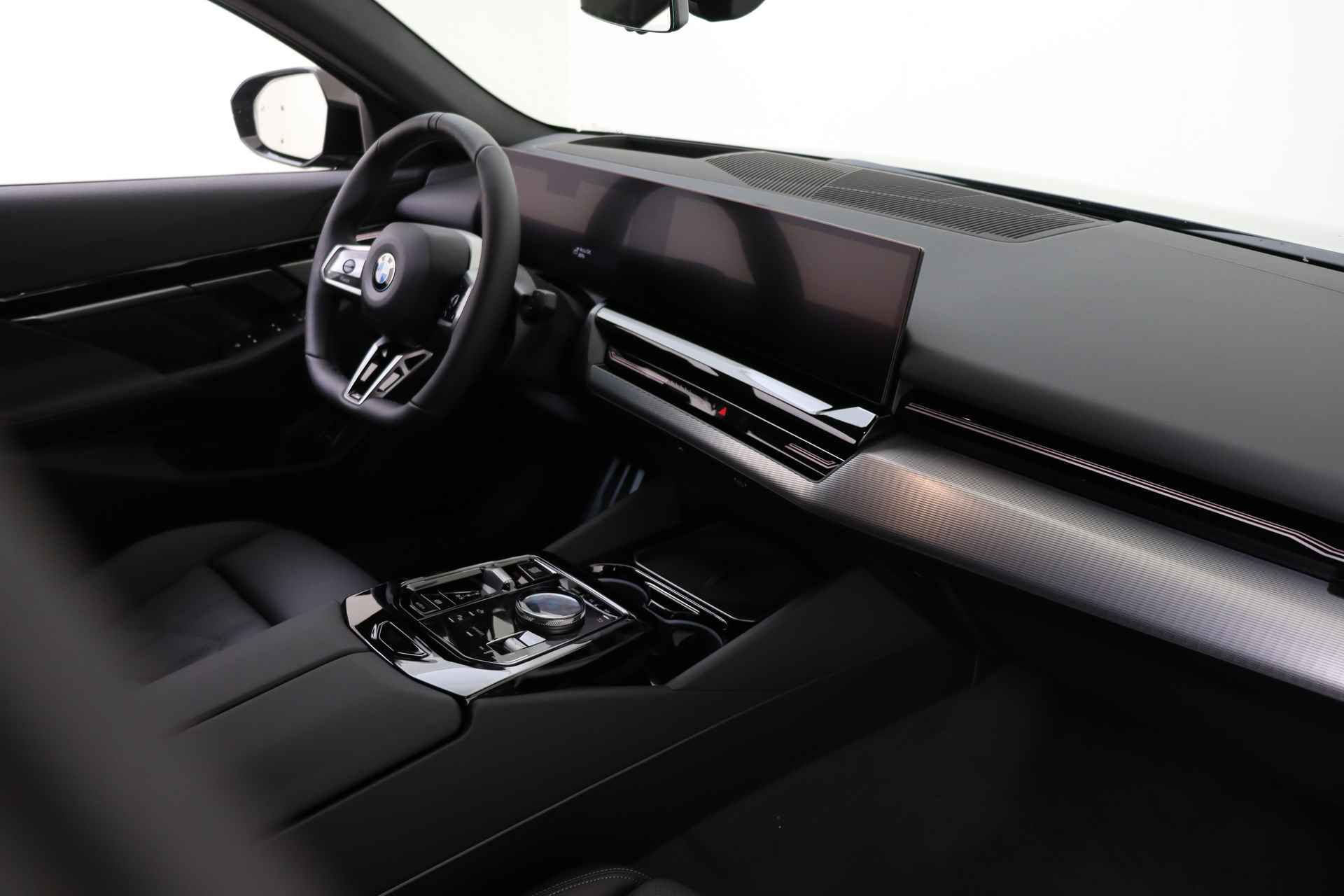 BMW 5 Serie 520i M Sport Automaat / Panoramadak / Parking Assistant Plus / Adaptieve LED / M Sportonderstel / Harman-Kardon / Live Cockpit Professional - 17/47