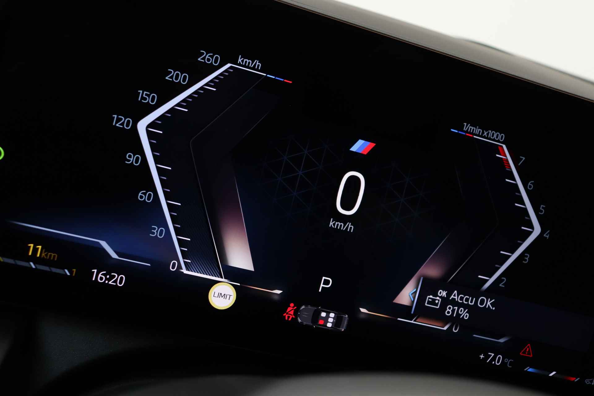 BMW 5 Serie 520i M Sport Automaat / Panoramadak / Parking Assistant Plus / Adaptieve LED / M Sportonderstel / Harman-Kardon / Live Cockpit Professional - 35/47