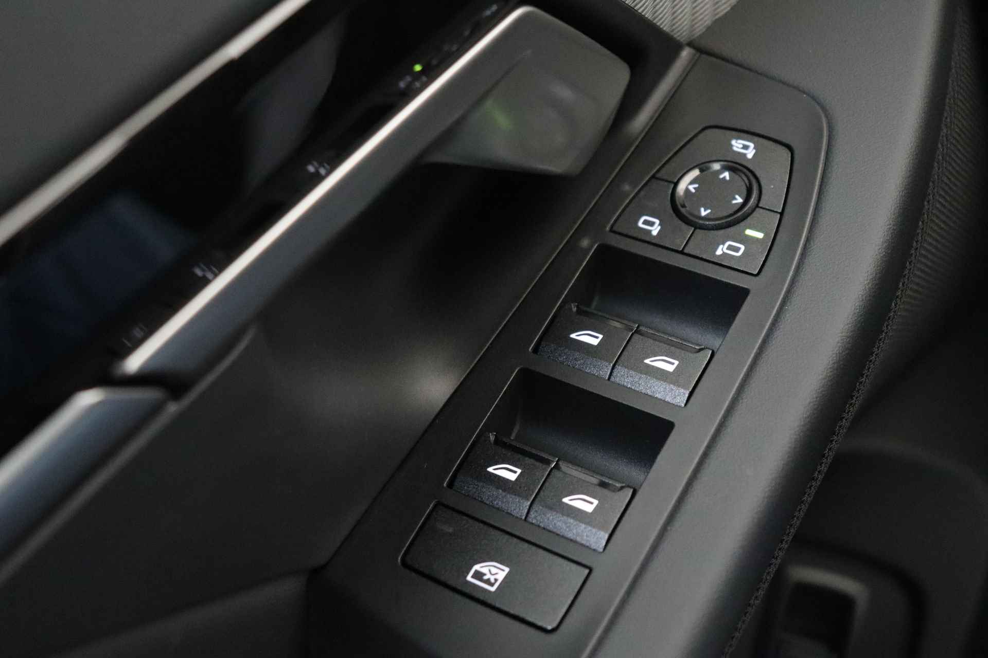BMW 5 Serie 520i M Sport Automaat / Panoramadak / Parking Assistant Plus / Adaptieve LED / M Sportonderstel / Harman-Kardon / Live Cockpit Professional - 38/47