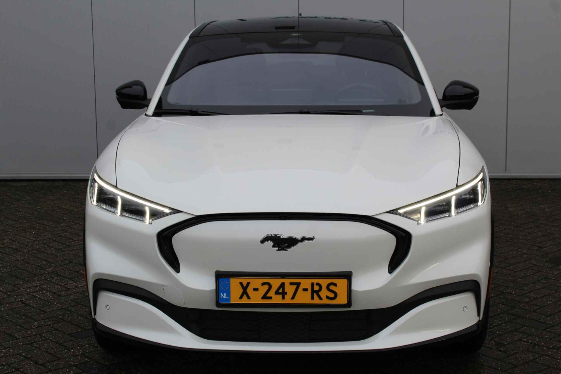 Ford Mustang Mach-E 75kWh/269pk AWD Premium AUTOMAAT volledig ELEKTRISCH ! Fabrieksgarantie t/m 01-03-2027 ! Vierwielaandr., stoel-, stuur- en voorraamverwarming, technologie pakket II, panoramadak, navigatie, telefoonvoorb., winterpakket, parelmoer wit metallic, etc etc - 4/58