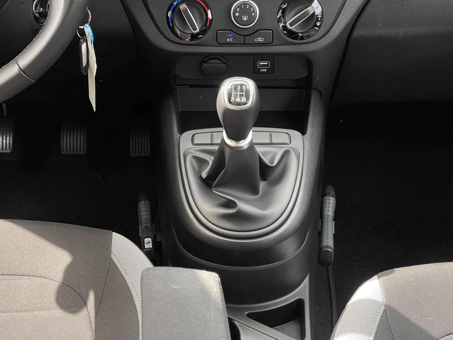 Hyundai i10 1.0 Comfort | Apple Carplay/Android Auto | Camera | Cruise Control | Airco | Bluetooth Tel. | DAB | Rijklaarprijs! - 18/24