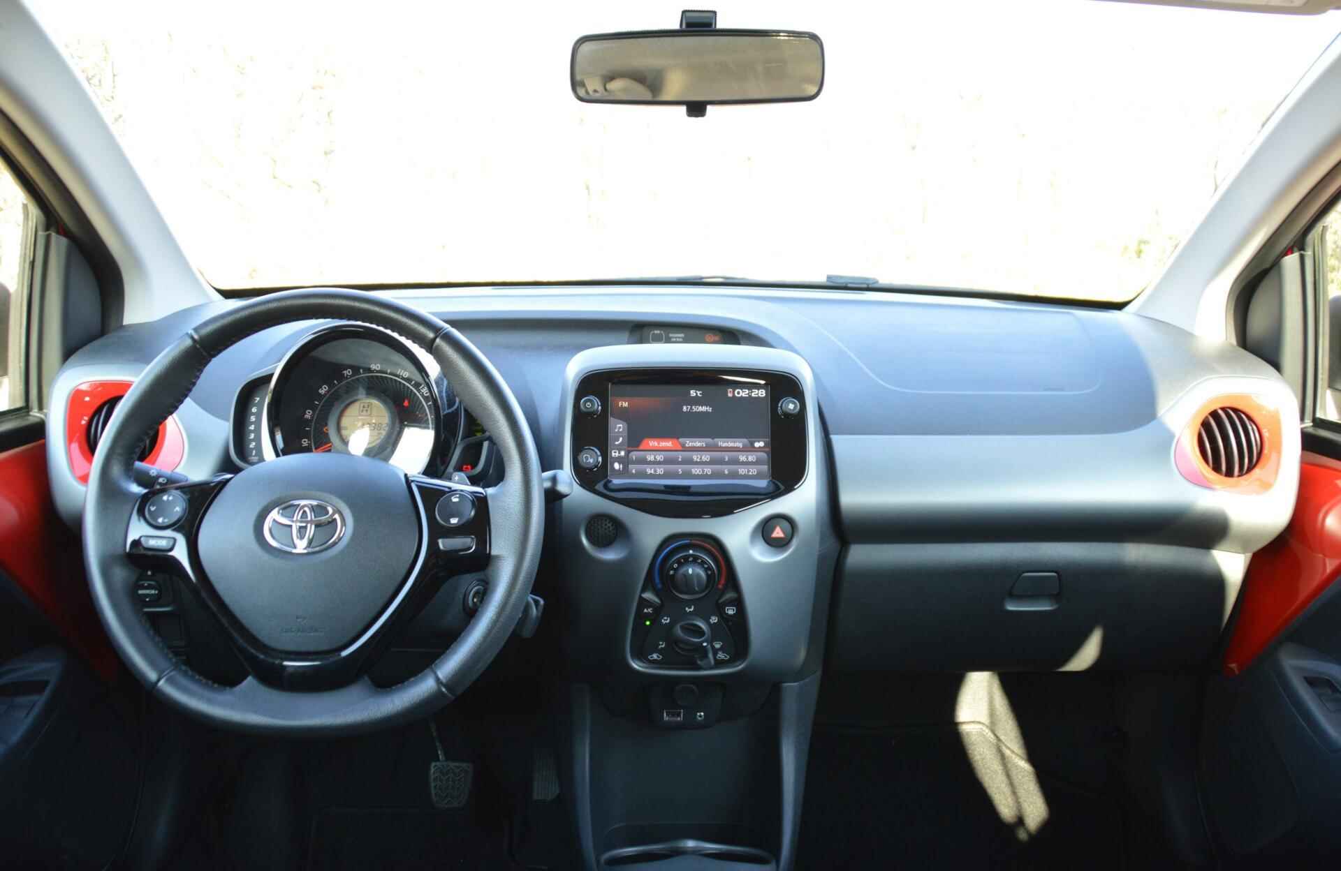 Toyota Aygo 1.0 VVT-i x-play automaat 1e eig. 13.982km trekhaak - 14/83