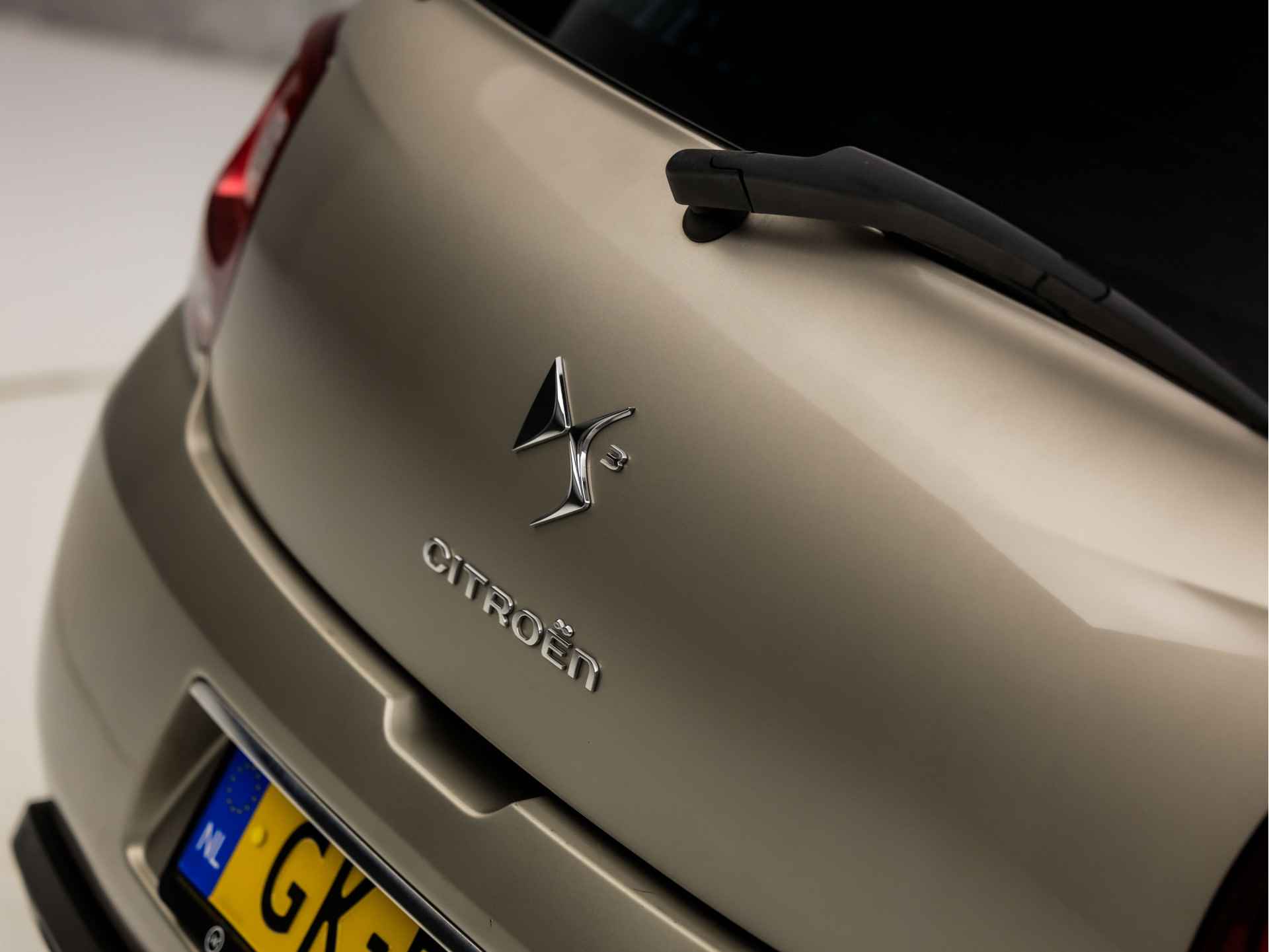 Citroën DS3 1.6 VTi So Chic Automaat (CLIMATE, STOELVERWARMING, BI-COLOR LEDER, GETINT GLAS, CRUISE, SPORTSTOELEN, LM VELGEN, NIEUWSTAAT) - 23/35