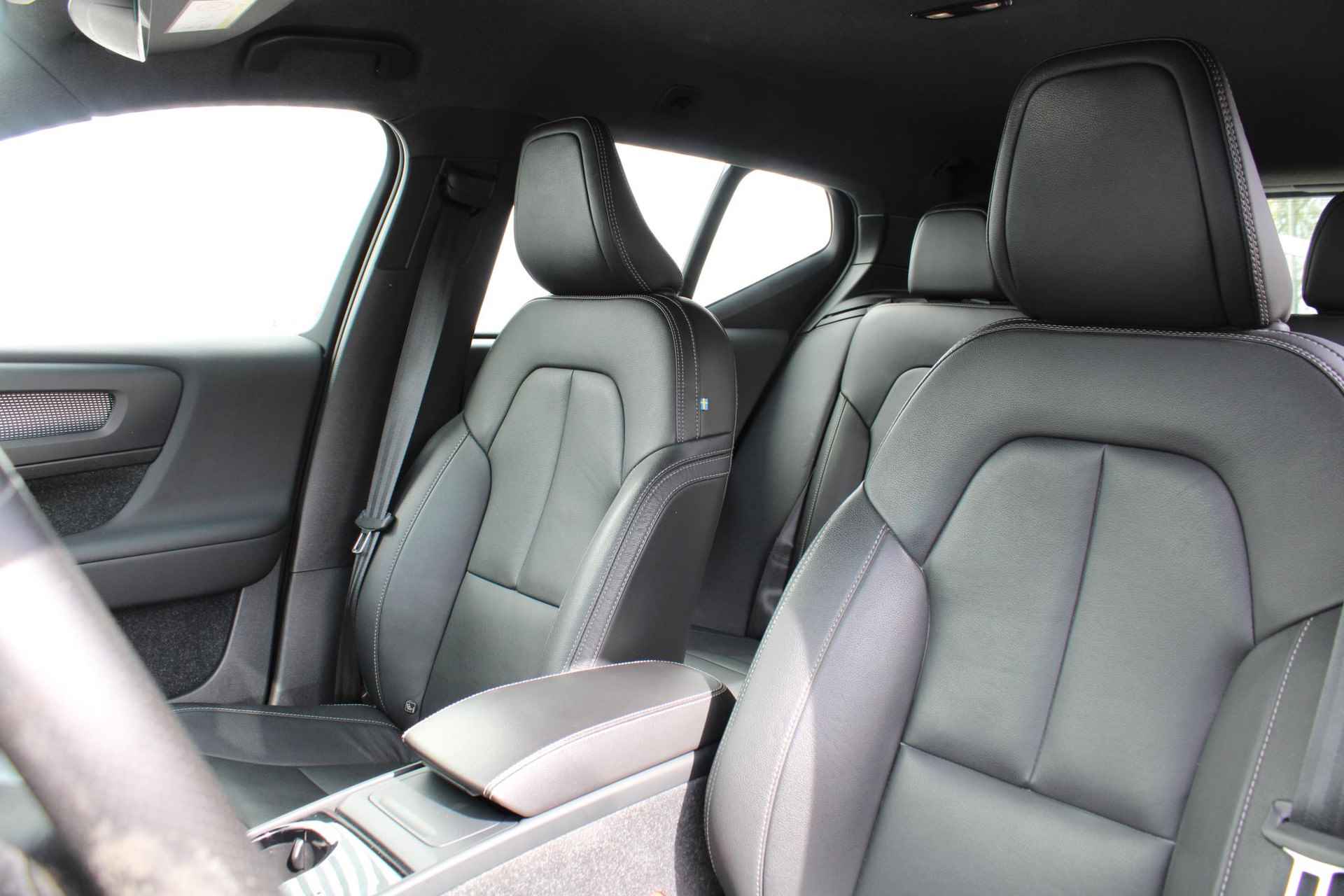 Volvo XC40 Recharge P8 AWD R-Design, 360° Camera, Elektrisch verstelbare voorstoelen + bestuurdersstoel met geheugen, Voorstoelen/stuur verwarmd, Harman/Kardon audio systeem, Draadloze telefoonoplader, Lederen bekleding, 19'' Lichtmetalen velgen - 11/53