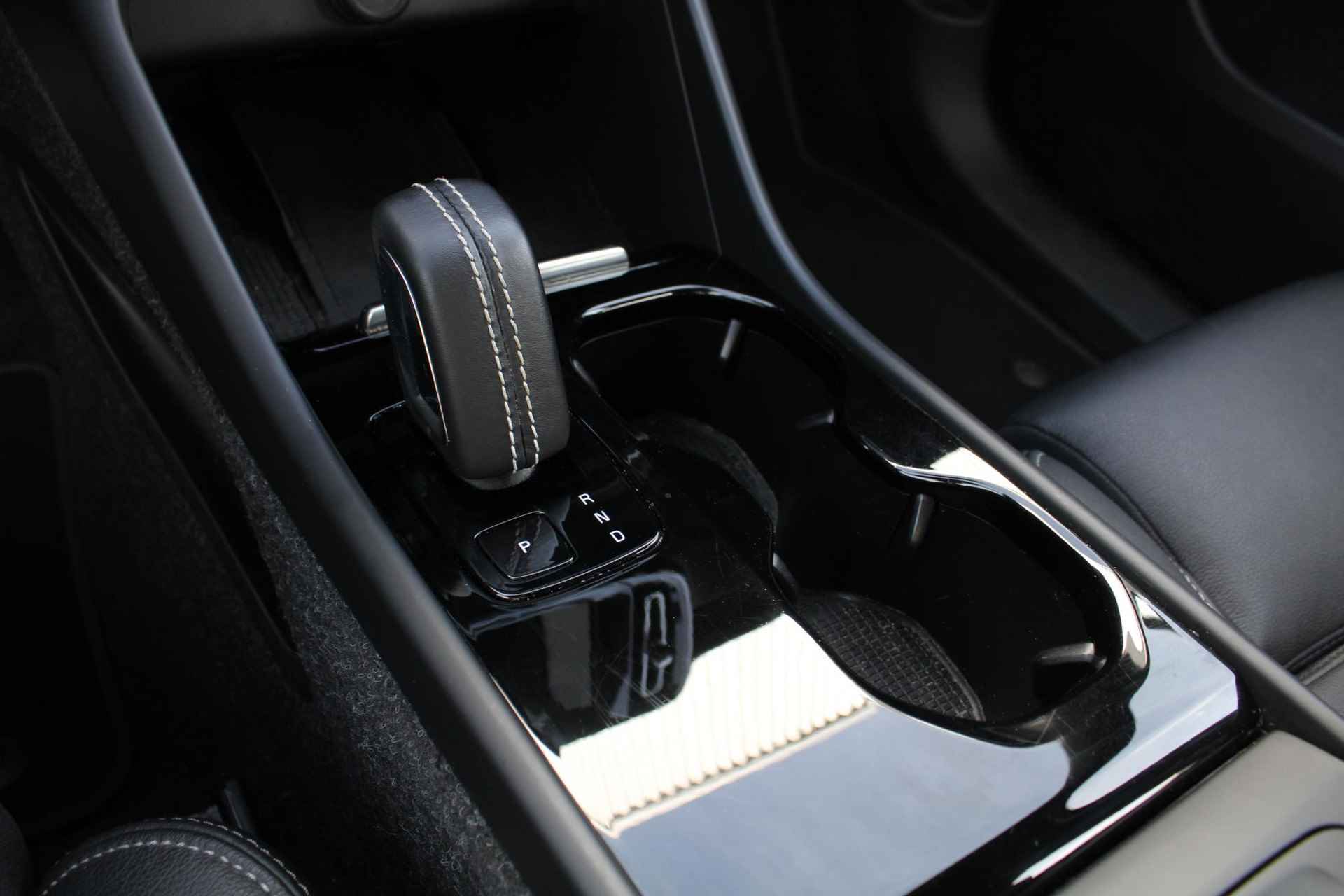 Volvo XC40 Recharge P8 AWD R-Design, 360° Camera, Elektrisch verstelbare voorstoelen + bestuurdersstoel met geheugen, Voorstoelen/stuur verwarmd, Harman/Kardon audio systeem, Draadloze telefoonoplader, Lederen bekleding, 19'' Lichtmetalen velgen - 16/53