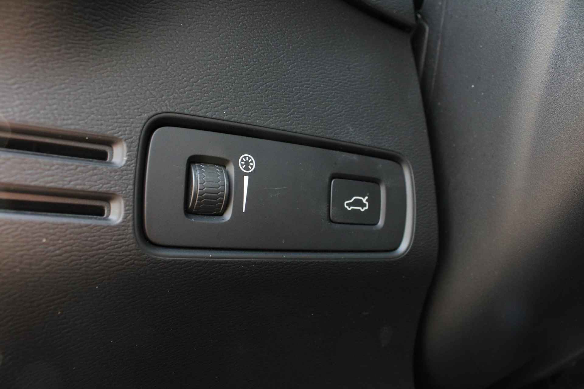 Volvo XC40 Recharge P8 AWD R-Design, 360° Camera, Elektrisch verstelbare voorstoelen + bestuurdersstoel met geheugen, Voorstoelen/stuur verwarmd, Harman/Kardon audio systeem, Draadloze telefoonoplader, Lederen bekleding, 19'' Lichtmetalen velgen - 23/53