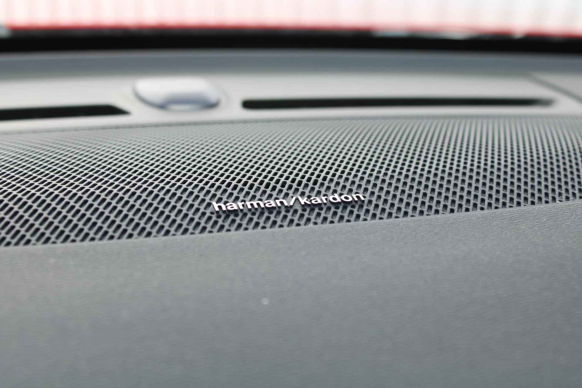 Volvo XC40 Recharge P8 AWD R-Design, 360° Camera, Elektrisch verstelbare voorstoelen + bestuurdersstoel met geheugen, Voorstoelen/stuur verwarmd, Harman/Kardon audio systeem, Draadloze telefoonoplader, Lederen bekleding, 19'' Lichtmetalen velgen - 25/53