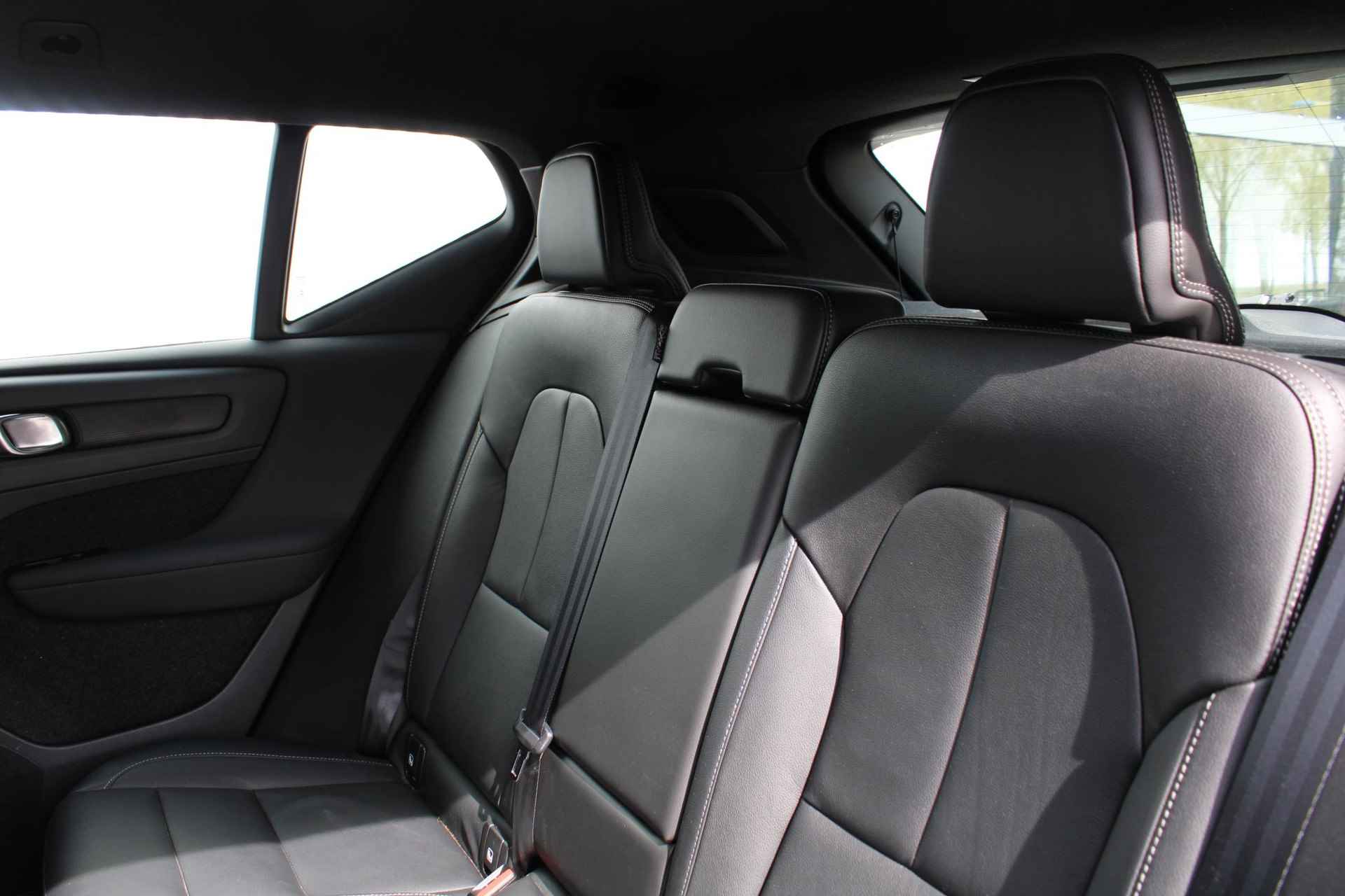Volvo XC40 Recharge P8 AWD R-Design, 360° Camera, Elektrisch verstelbare voorstoelen + bestuurdersstoel met geheugen, Voorstoelen/stuur verwarmd, Harman/Kardon audio systeem, Draadloze telefoonoplader, Lederen bekleding, 19'' Lichtmetalen velgen - 26/53