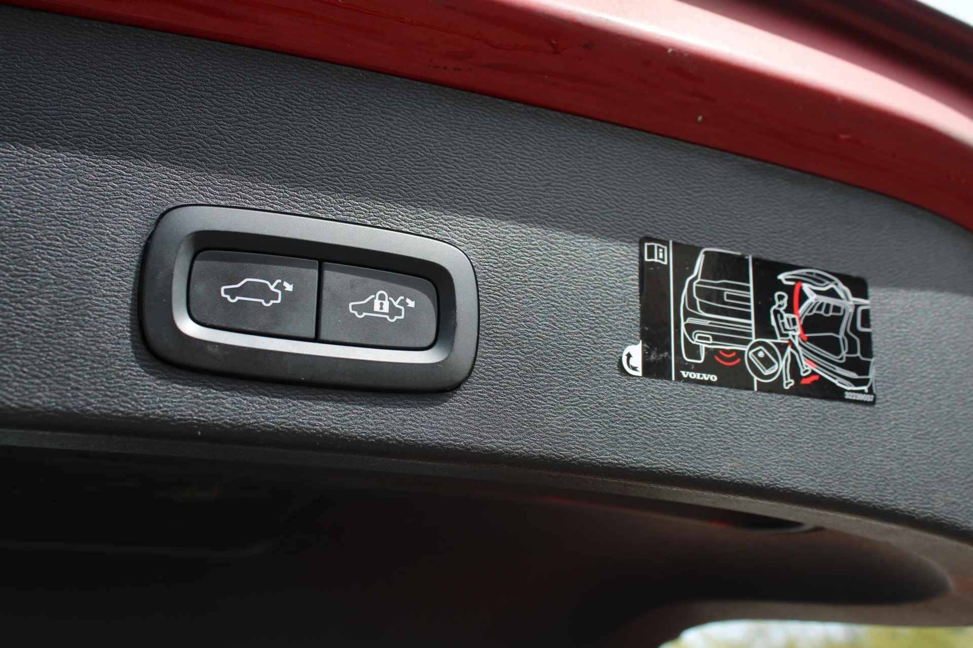 Volvo XC40 Recharge P8 AWD R-Design, 360° Camera, Elektrisch verstelbare voorstoelen + bestuurdersstoel met geheugen, Voorstoelen/stuur verwarmd, Harman/Kardon audio systeem, Draadloze telefoonoplader, Lederen bekleding, 19'' Lichtmetalen velgen - 28/53