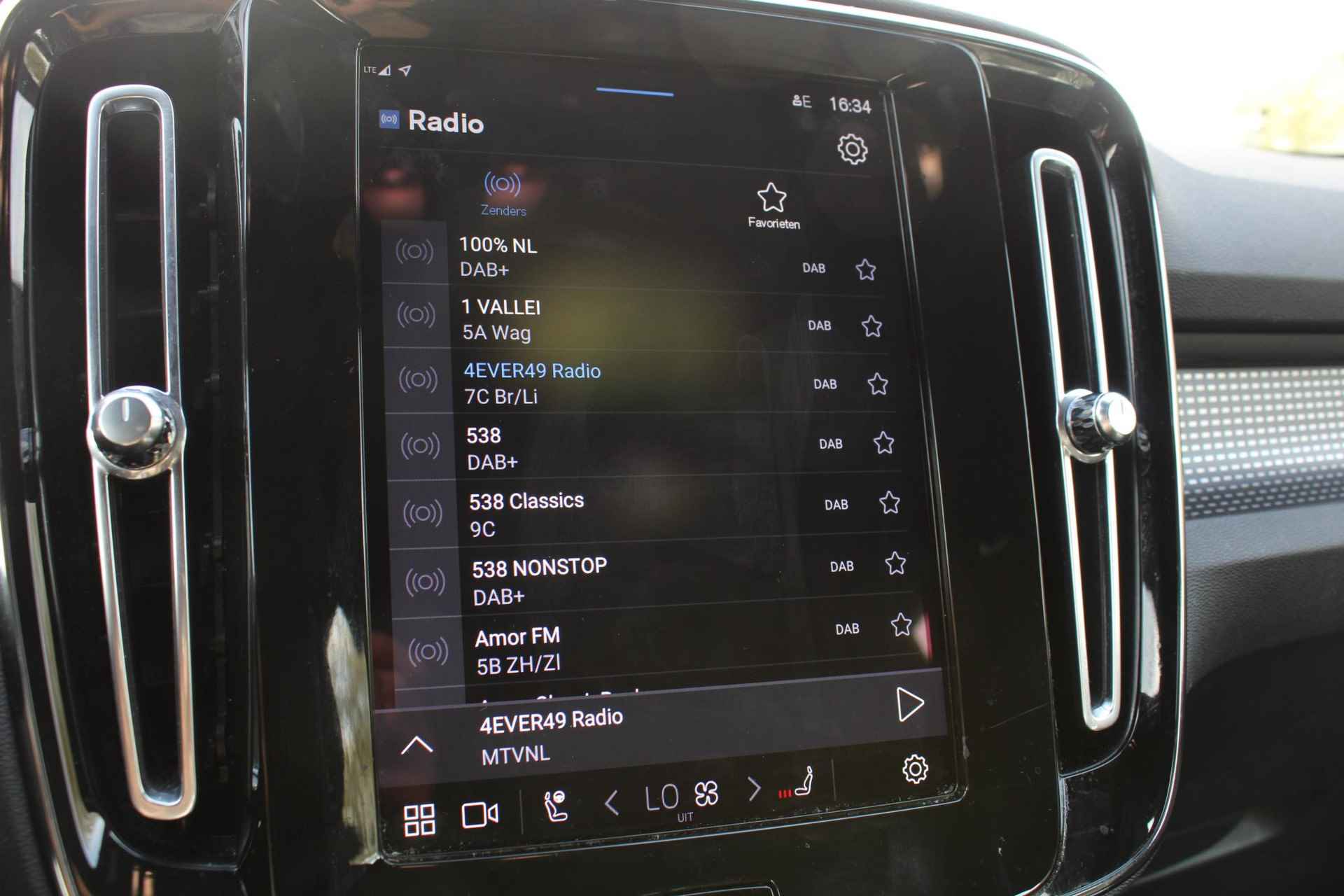 Volvo XC40 Recharge P8 AWD R-Design, 360° Camera, Elektrisch verstelbare voorstoelen + bestuurdersstoel met geheugen, Voorstoelen/stuur verwarmd, Harman/Kardon audio systeem, Draadloze telefoonoplader, Lederen bekleding, 19'' Lichtmetalen velgen - 44/53