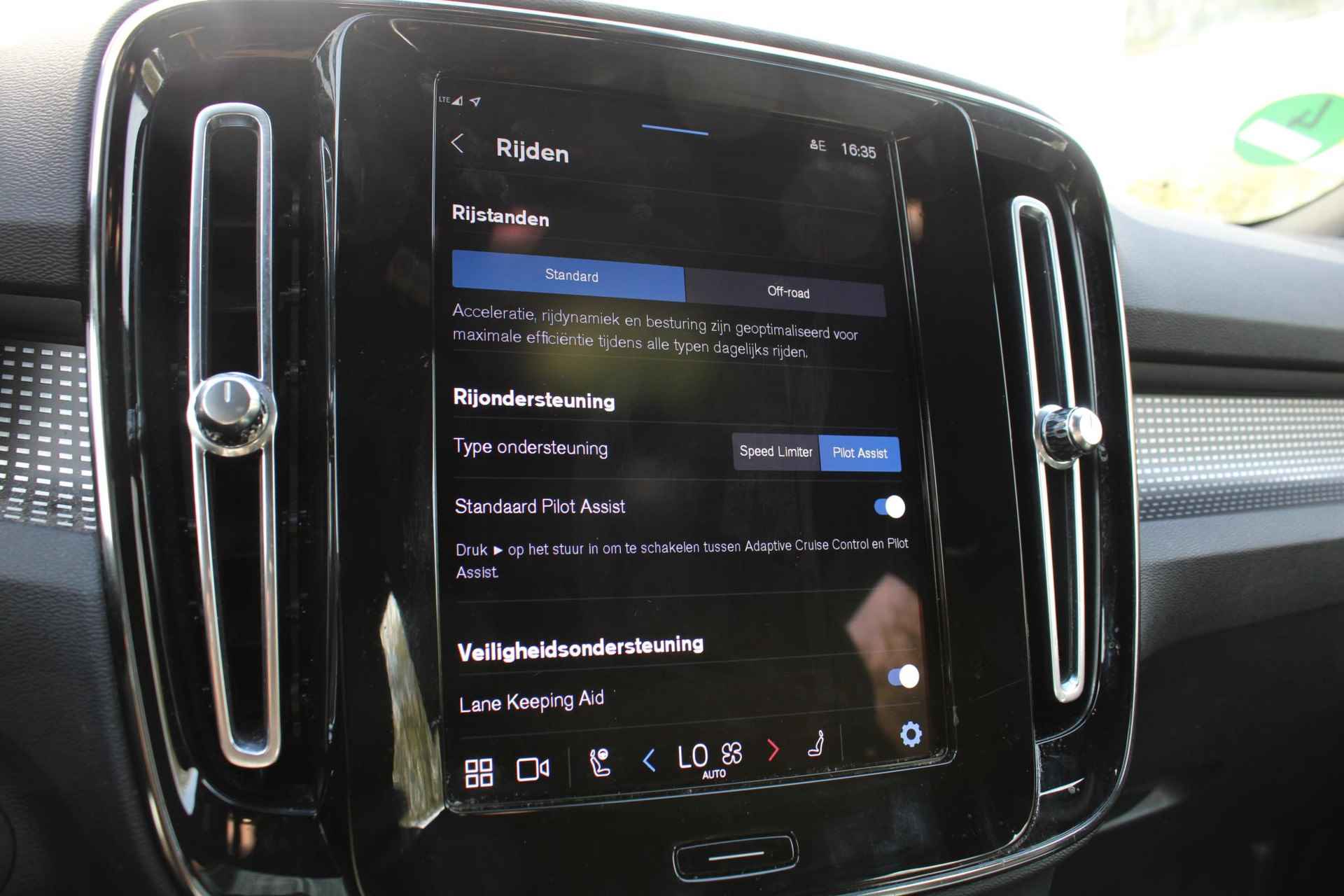 Volvo XC40 Recharge P8 AWD R-Design, 360° Camera, Elektrisch verstelbare voorstoelen + bestuurdersstoel met geheugen, Voorstoelen/stuur verwarmd, Harman/Kardon audio systeem, Draadloze telefoonoplader, Lederen bekleding, 19'' Lichtmetalen velgen - 46/53