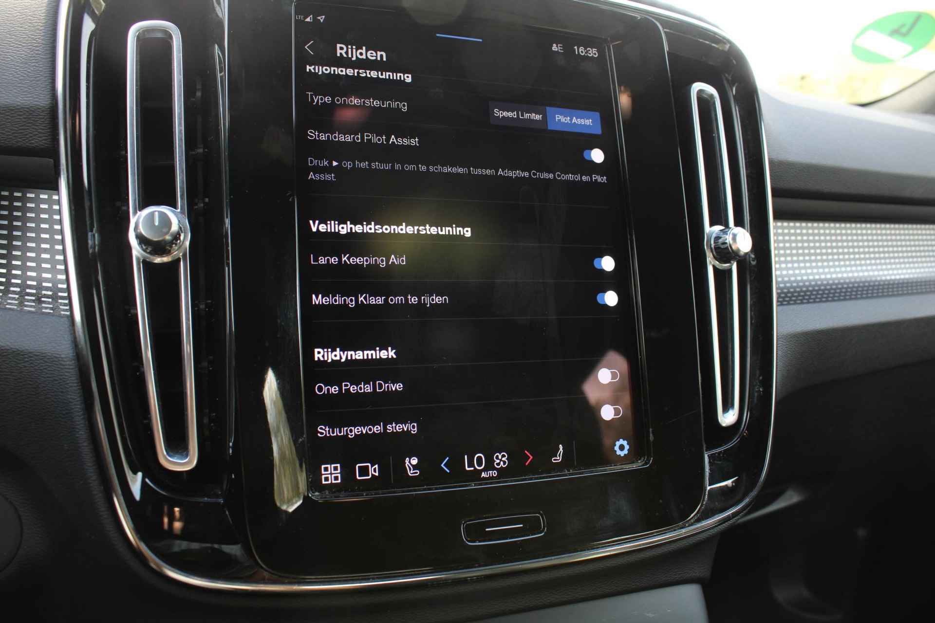 Volvo XC40 Recharge P8 AWD R-Design, 360° Camera, Elektrisch verstelbare voorstoelen + bestuurdersstoel met geheugen, Voorstoelen/stuur verwarmd, Harman/Kardon audio systeem, Draadloze telefoonoplader, Lederen bekleding, 19'' Lichtmetalen velgen - 47/53