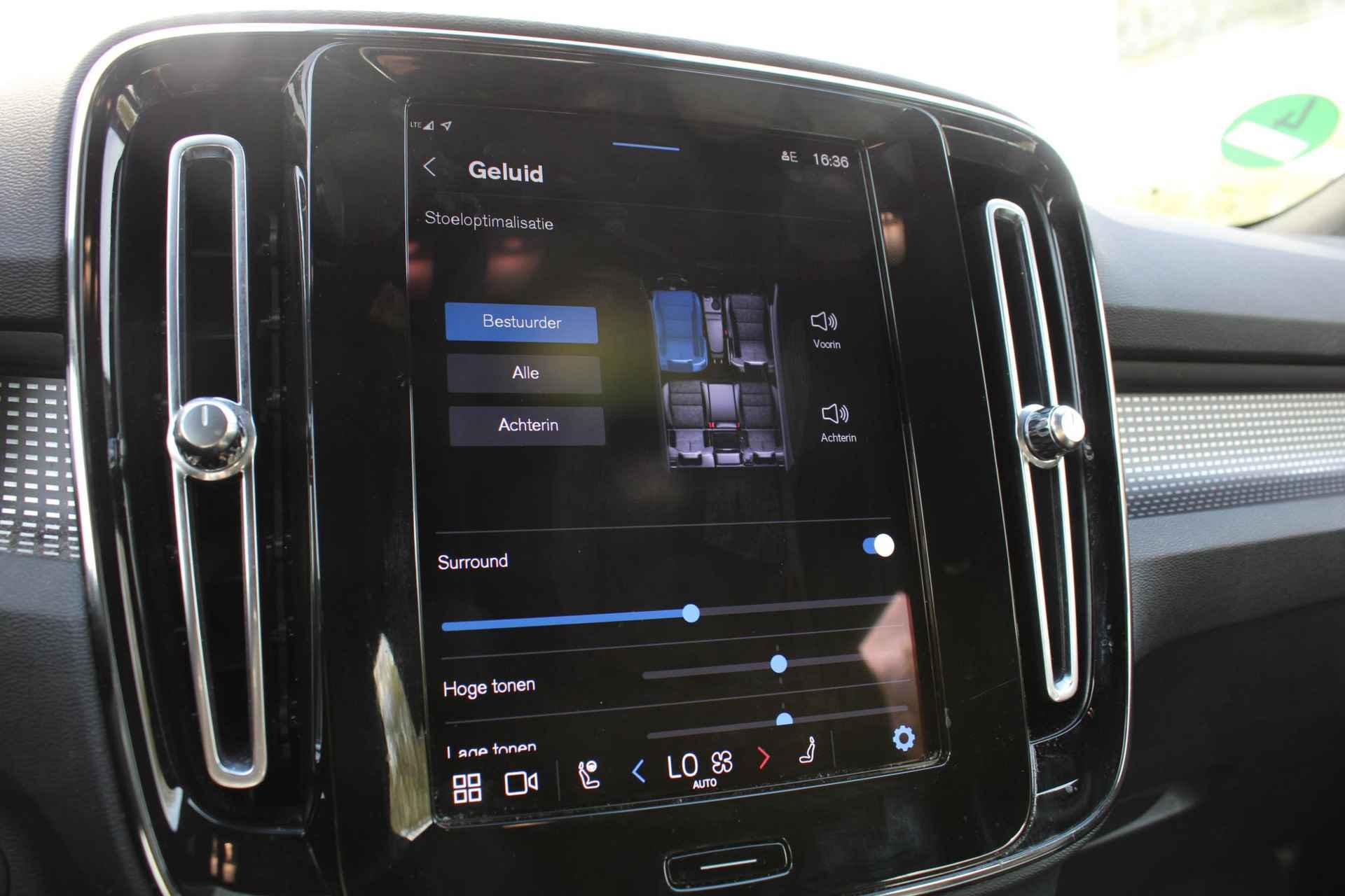 Volvo XC40 Recharge P8 AWD R-Design, 360° Camera, Elektrisch verstelbare voorstoelen + bestuurdersstoel met geheugen, Voorstoelen/stuur verwarmd, Harman/Kardon audio systeem, Draadloze telefoonoplader, Lederen bekleding, 19'' Lichtmetalen velgen - 49/53