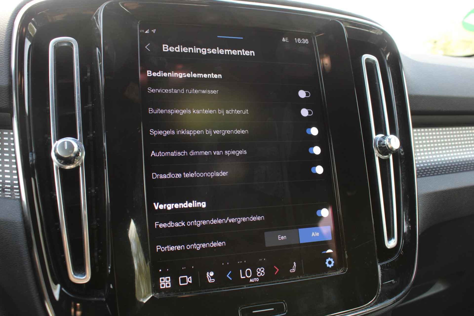 Volvo XC40 Recharge P8 AWD R-Design, 360° Camera, Elektrisch verstelbare voorstoelen + bestuurdersstoel met geheugen, Voorstoelen/stuur verwarmd, Harman/Kardon audio systeem, Draadloze telefoonoplader, Lederen bekleding, 19'' Lichtmetalen velgen - 51/53