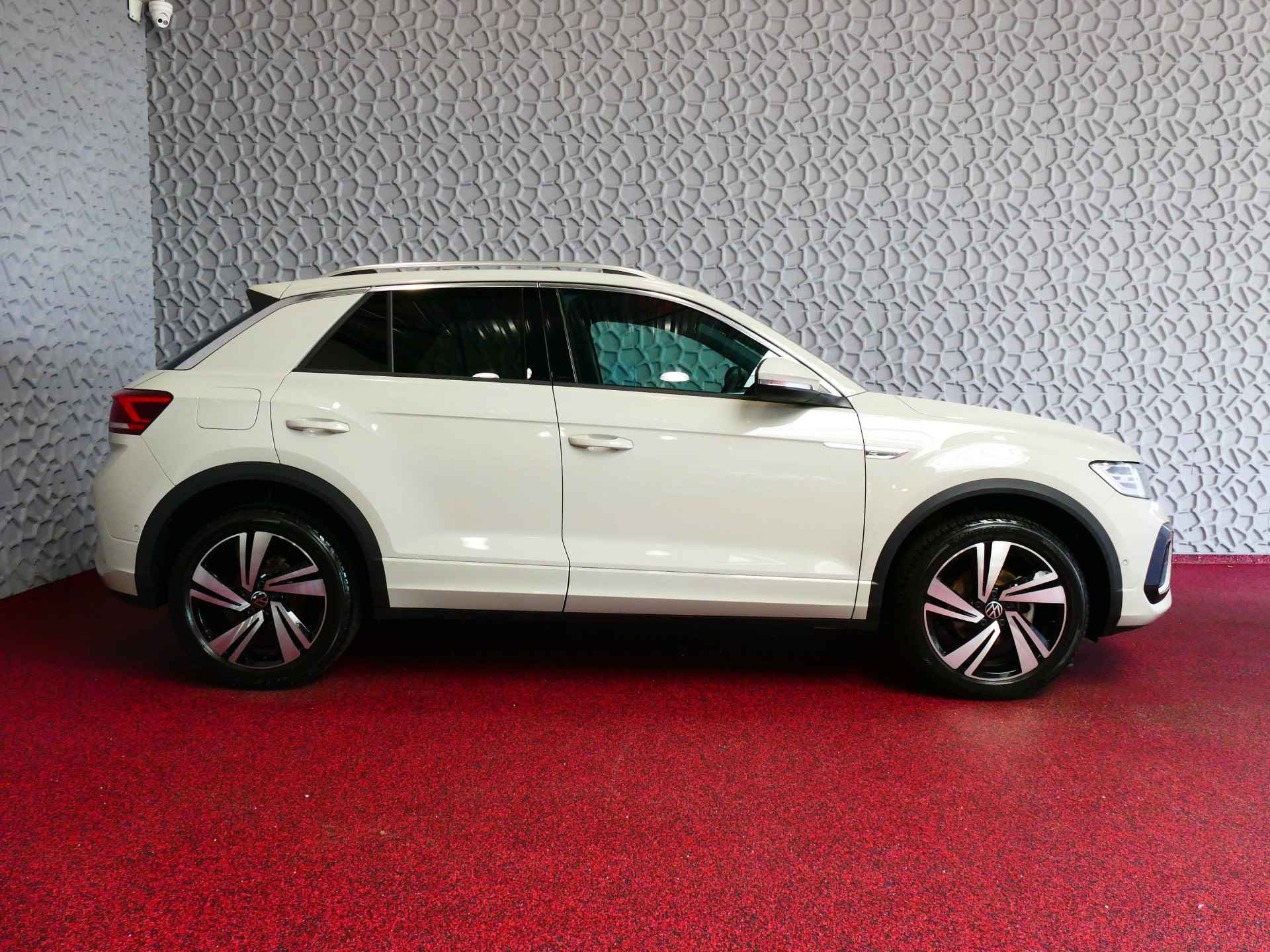 Volkswagen T-Roc 1.5 TSI 150PK R-LINE EVO IQ LIGHT ALCANTARA ELEK.KLEP CARPLAY STOEL/STUUR VERW. 18"LMV VIR.COCKPIT 10/2024 Ascotgrau 70 BIJNA NIEUWE VOLKSWAGEN'S UIT VOORRAAD LEVERBAAR - 63/81