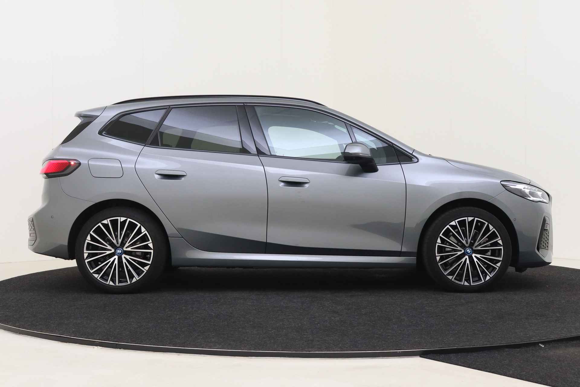 BMW 2 Serie Active Tourer 230e xDrive High Executive M Sport Automaat / Panoramadak / Sportstoelen / Adaptieve LED / Parking Assistant Plus / / M Adaptief onderstel / Comfort Access - 8/63