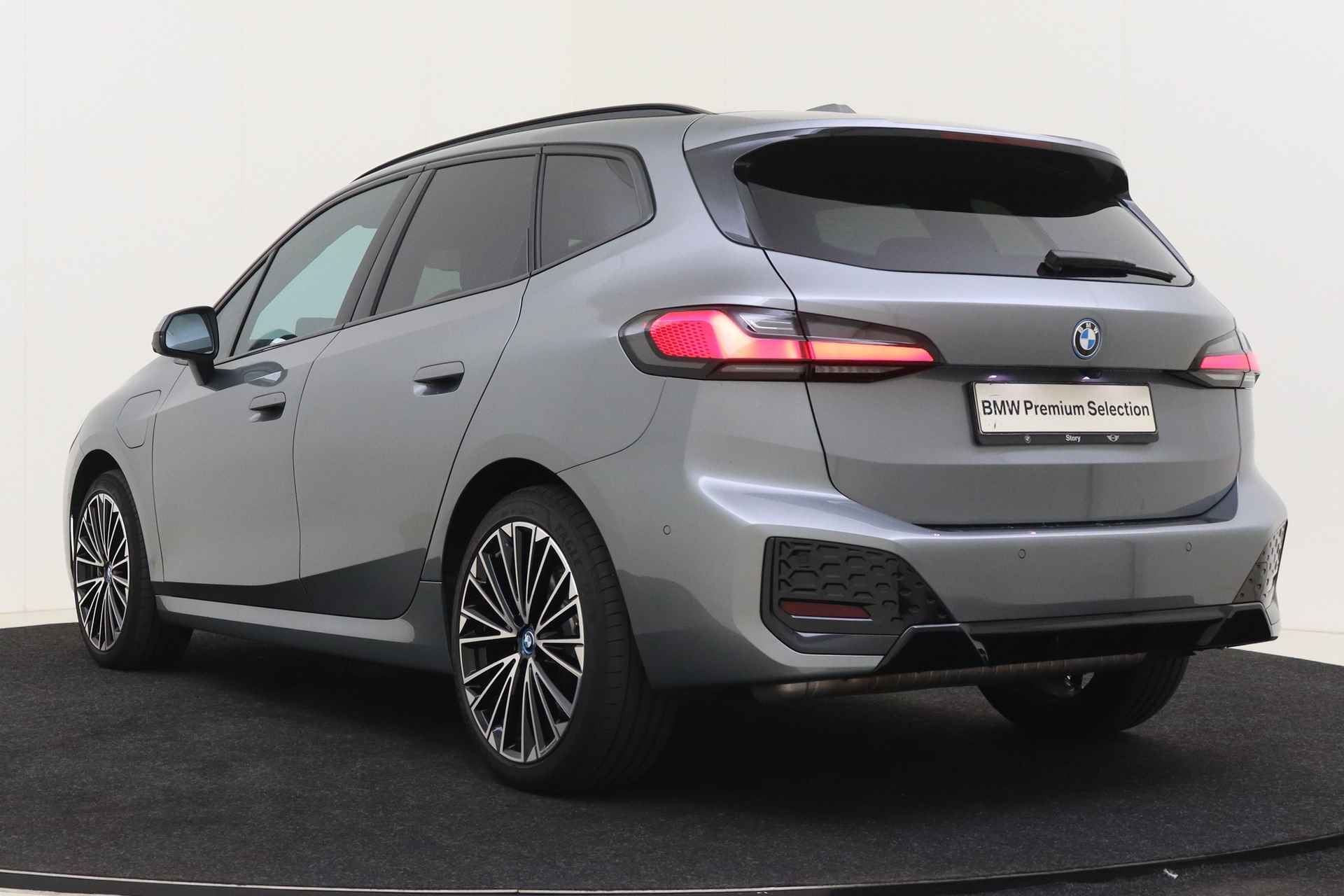 BMW 2 Serie Active Tourer 230e xDrive High Executive M Sport Automaat / Panoramadak / Sportstoelen / Adaptieve LED / Parking Assistant Plus / / M Adaptief onderstel / Comfort Access - 16/63