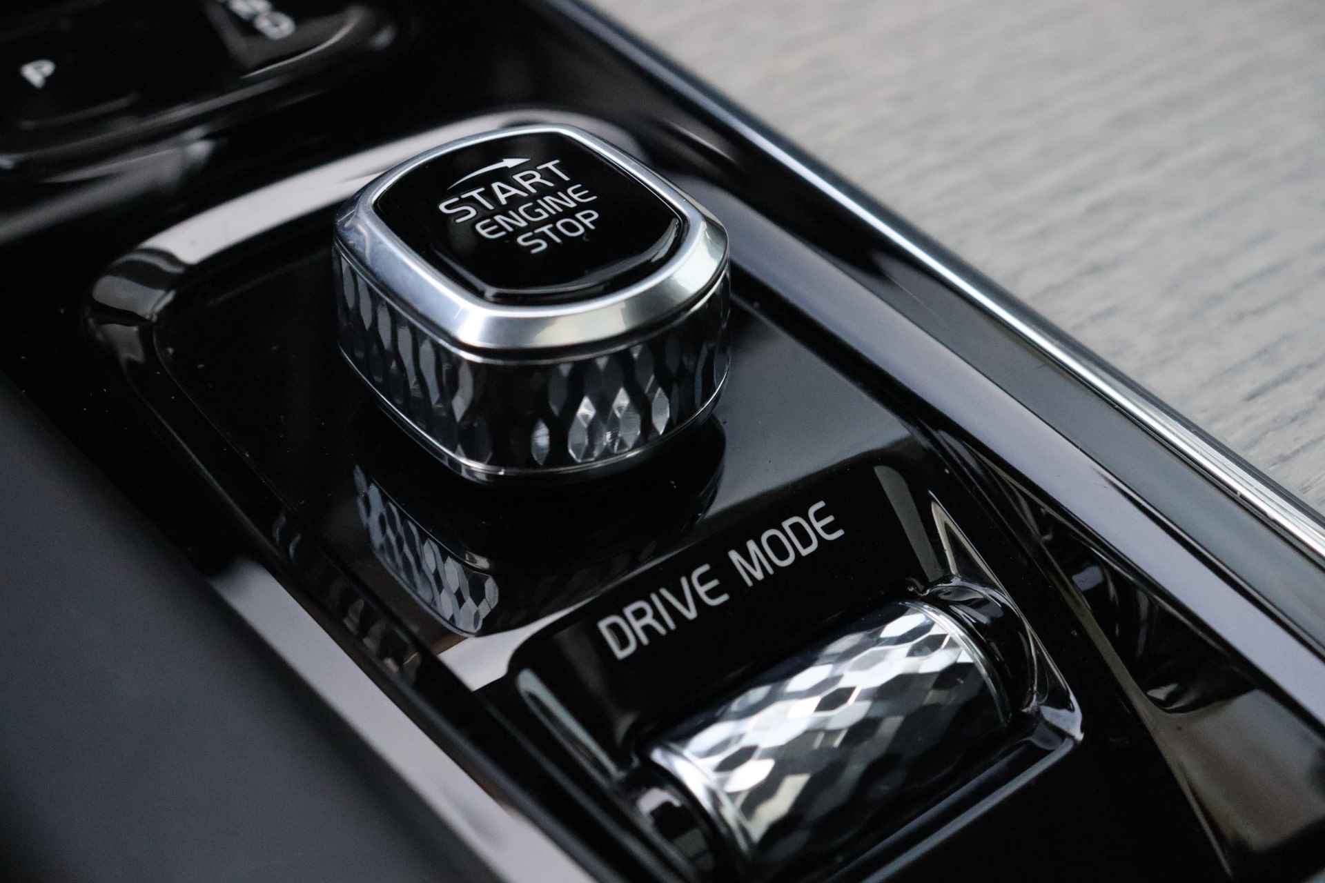 Volvo XC60 T6 AWD Recharge Inscription | Bowers & Wilkins | Luchtvering | Trekhaak | Stoelventilatie | Stoelmassage | Full LED Meesturende - 64/81