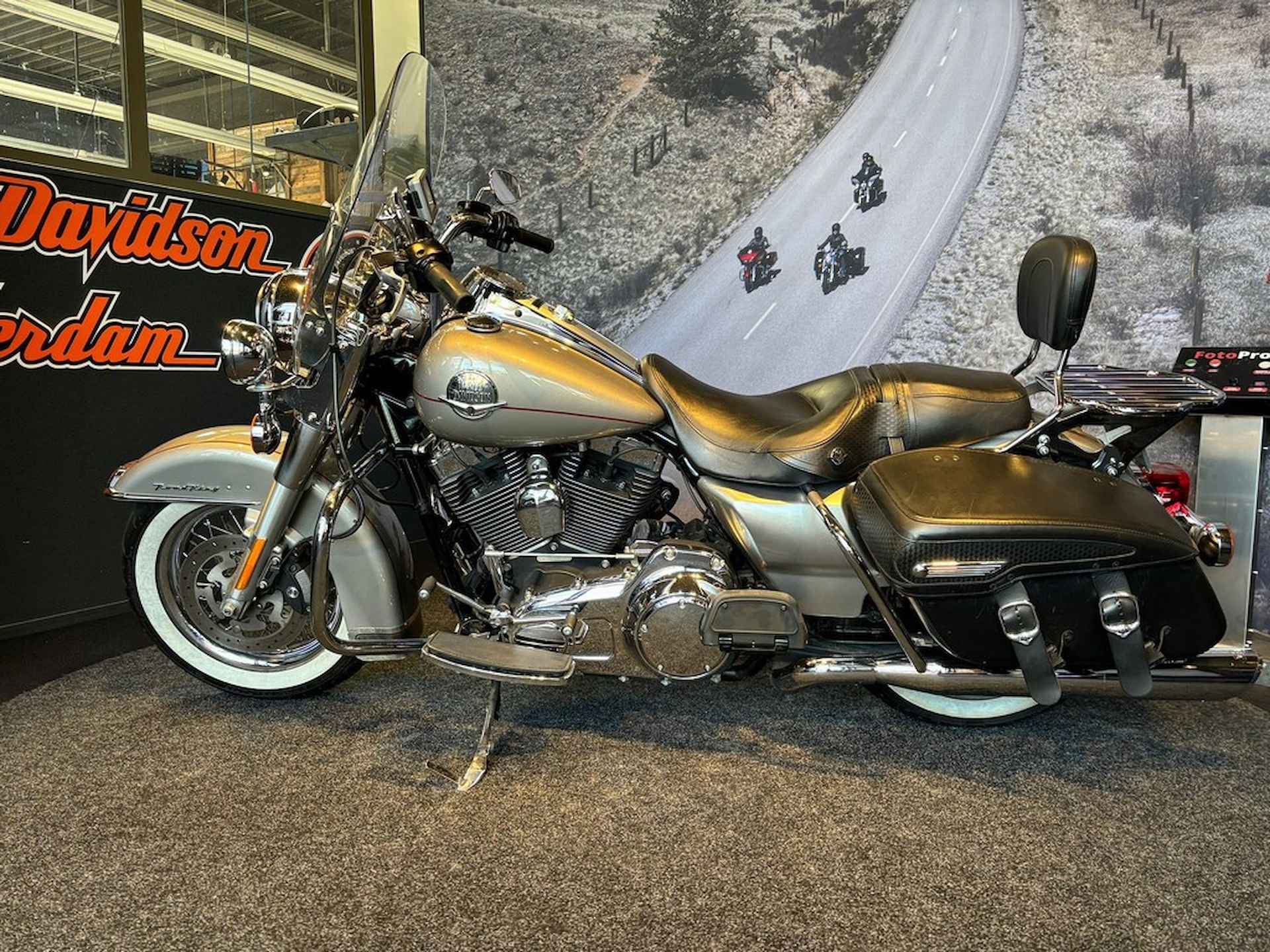 Harley-Davidson FLHRC Road King Classic - 3/9