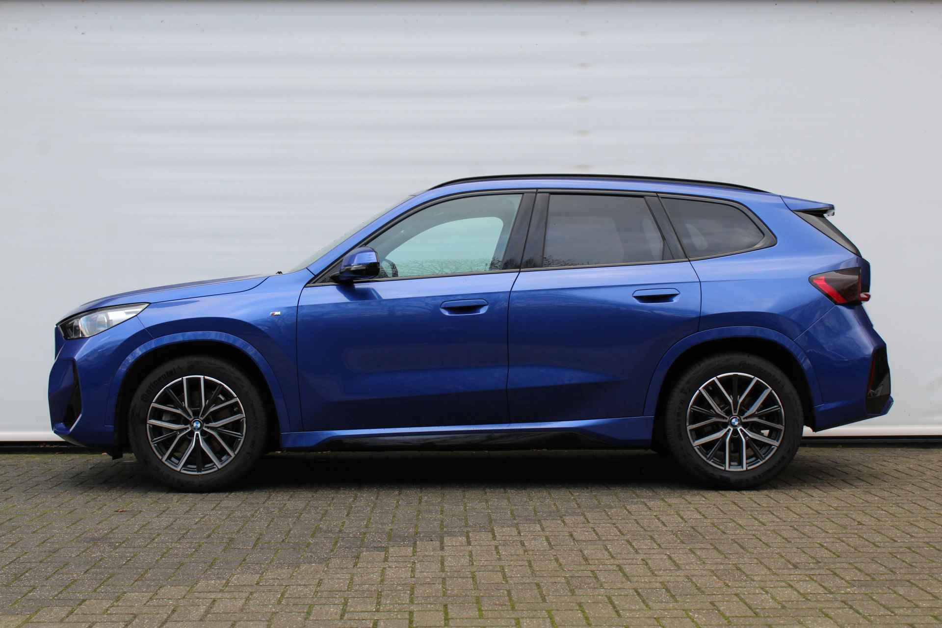 BMW X1 xDrive23i High Executive M Sport Automaat / Trekhaak / Sportstoelen / Stoelverwarming / Adaptieve LED / Head-Up / Parking Assistant Plus / Live Cockpit Professional - 3/28