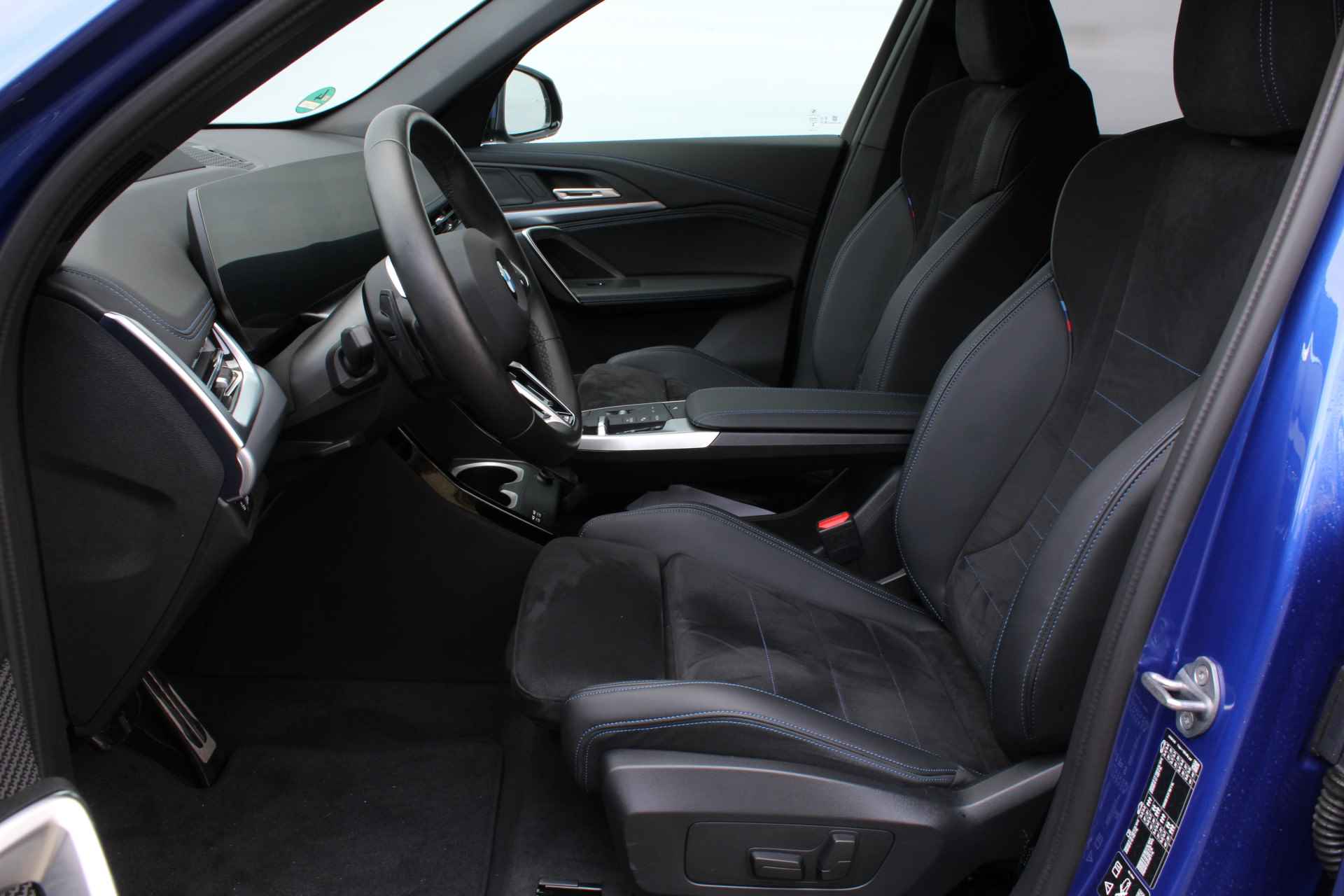 BMW X1 xDrive23i High Executive M Sport Automaat / Trekhaak / Sportstoelen / Stoelverwarming / Adaptieve LED / Head-Up / Parking Assistant Plus / Live Cockpit Professional - 10/28