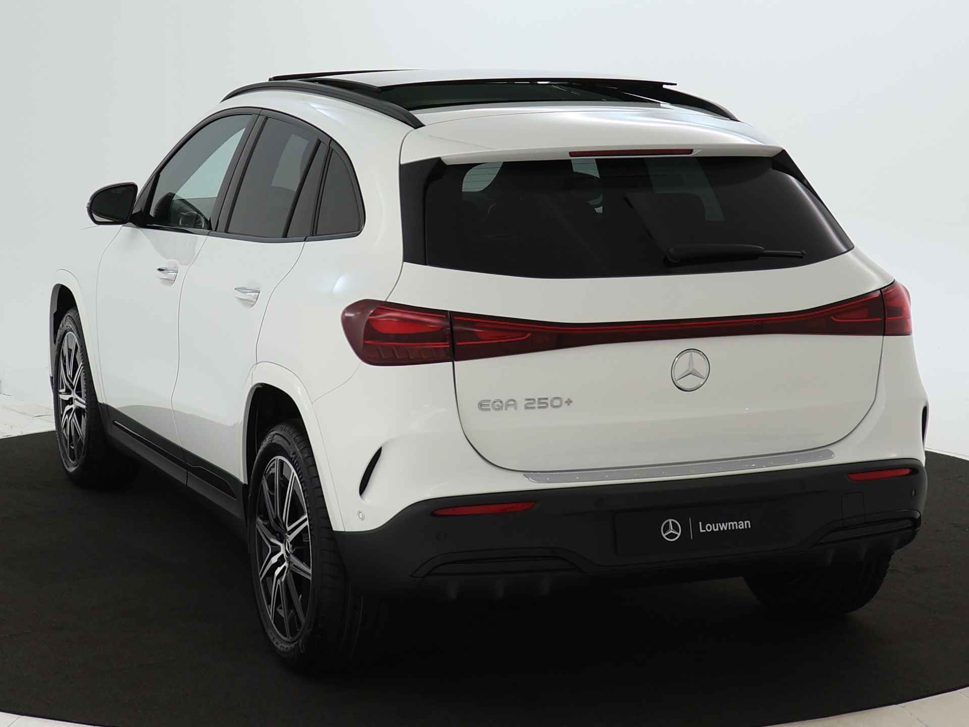 Mercedes-Benz EQA 250+ AMG Line LIMITED 71 kWh | Nightpakket | Parkeerpakket met achteruitrijcamera | KEYLESS-GO comfort pakket | Winter pakket | GUARD 360° Voertuigbescherming Plus | EASY PACK achterklep | - 4/38