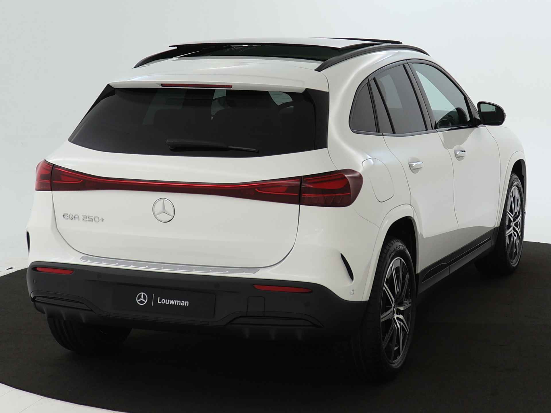 Mercedes-Benz EQA 250+ AMG Line LIMITED 71 kWh | Nightpakket | Parkeerpakket met achteruitrijcamera | KEYLESS-GO comfort pakket | Winter pakket | GUARD 360° Voertuigbescherming Plus | EASY PACK achterklep | - 12/38