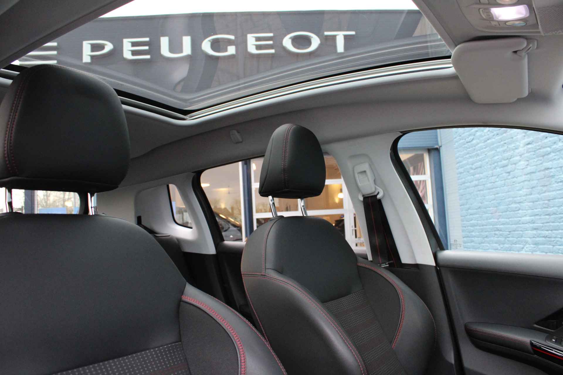 Peugeot 2008 SUV 1.2 PureTech 130pk GT-line | Navigatie | Panoramadak | JBL | LPG | Grip control | All season | - 5/39