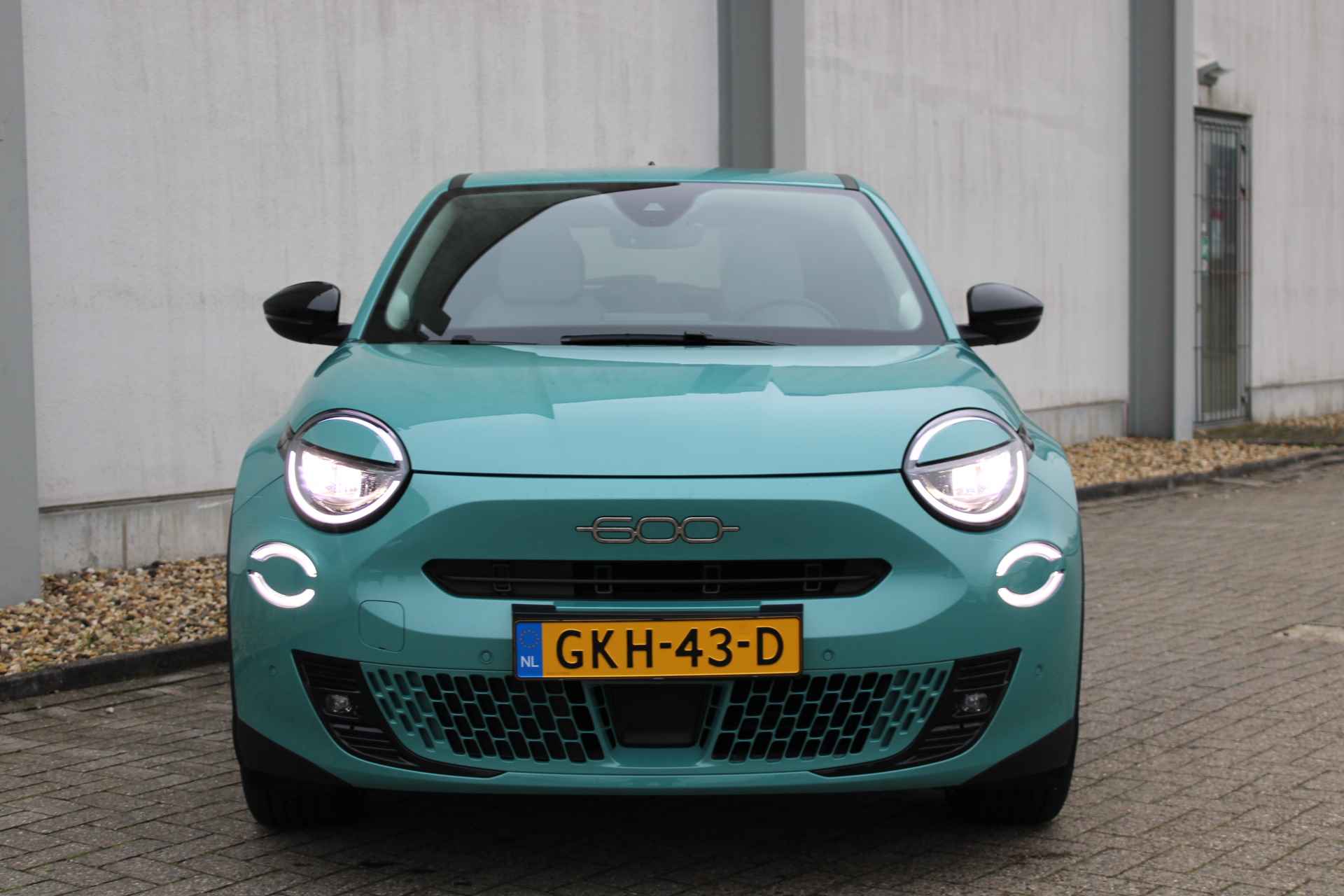 Fiat 600E La Prima 54 kWh / Vol-Leder / Massage / Elektr. Stoelen verwarmd / Adapt. Cruise / Camera / Keyless / Dodehoek-Detectie / "Vraag een vrijblijvende offerte aan!" - 15/44