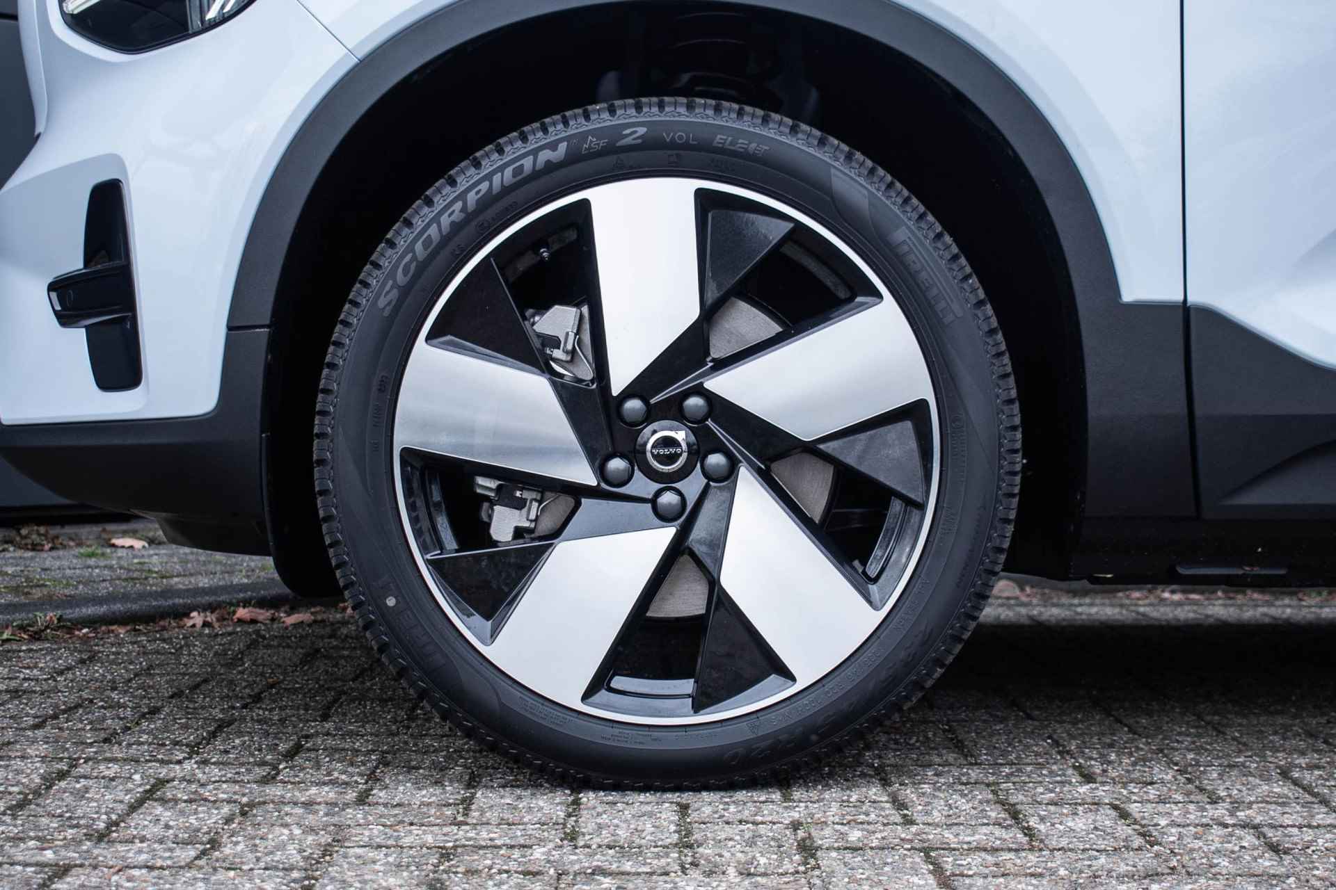 Volvo C40 Single Motor Extended Range Plus 82 kWh | 20" Lichtmetalen Wielen | Panoramadak | Extra Getint Glas | Parkeercamera | Stoel- en stuurverwarming - 11/33