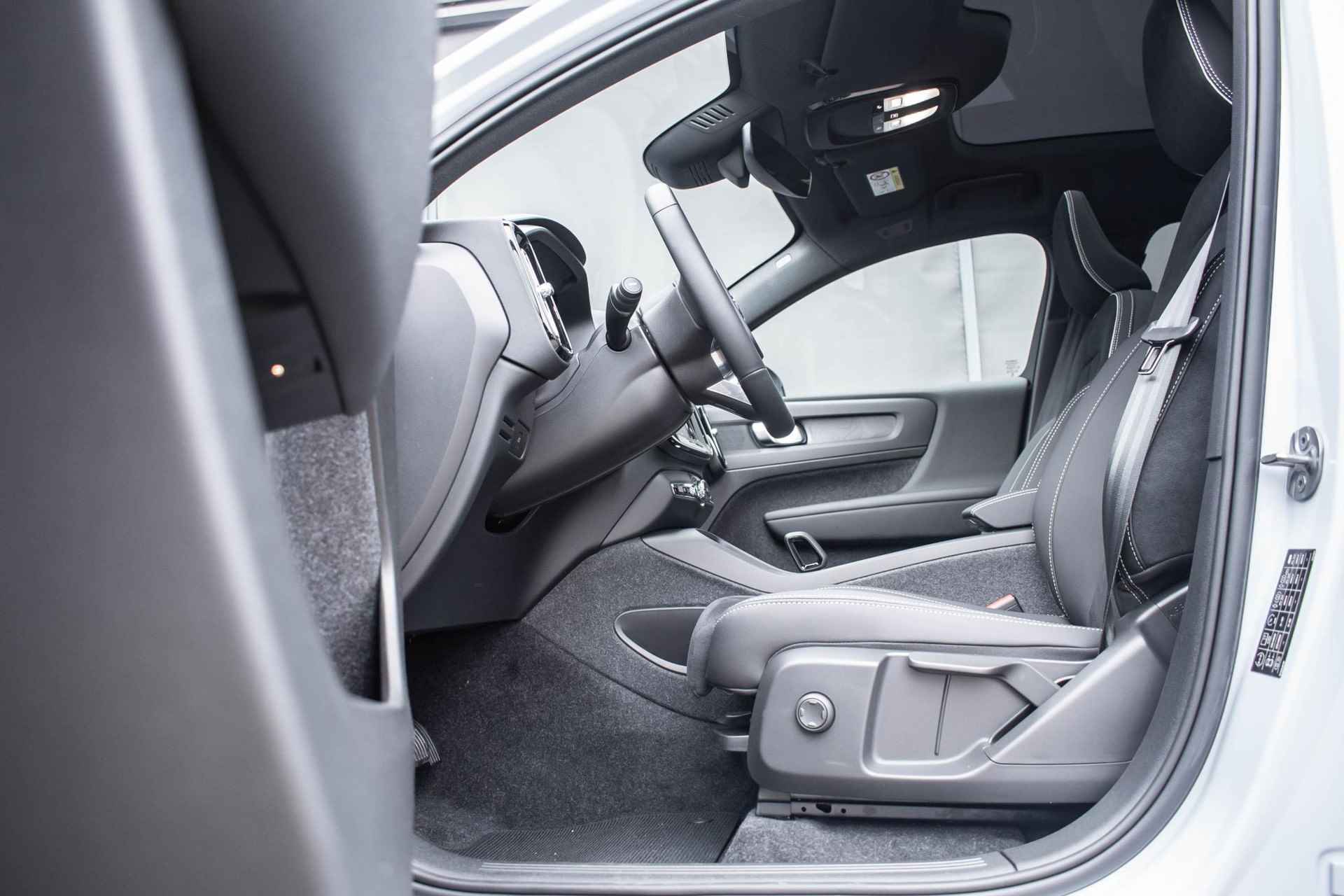 Volvo C40 Single Motor Extended Range Plus 82 kWh | 20" Lichtmetalen Wielen | Panoramadak | Extra Getint Glas | Parkeercamera | Stoel- en stuurverwarming - 13/33