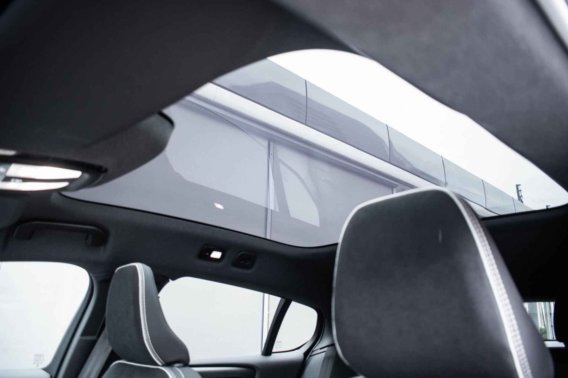 Volvo C40 Single Motor Extended Range Plus 82 kWh | 20" Lichtmetalen Wielen | Panoramadak | Extra Getint Glas | Parkeercamera | Stoel- en stuurverwarming - 18/33