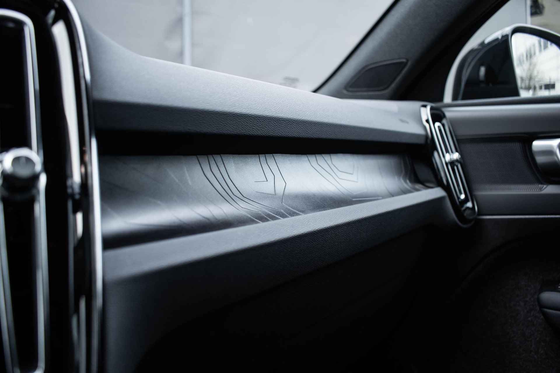 Volvo C40 Single Motor Extended Range Plus 82 kWh | 20" Lichtmetalen Wielen | Panoramadak | Extra Getint Glas | Parkeercamera | Stoel- en stuurverwarming - 25/33