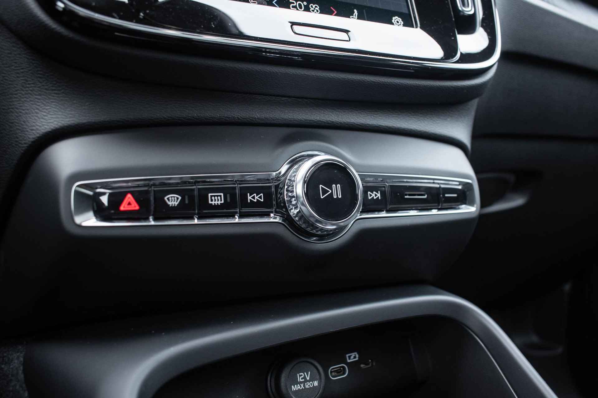Volvo C40 Single Motor Extended Range Plus 82 kWh | 20" Lichtmetalen Wielen | Panoramadak | Extra Getint Glas | Parkeercamera | Stoel- en stuurverwarming - 26/33