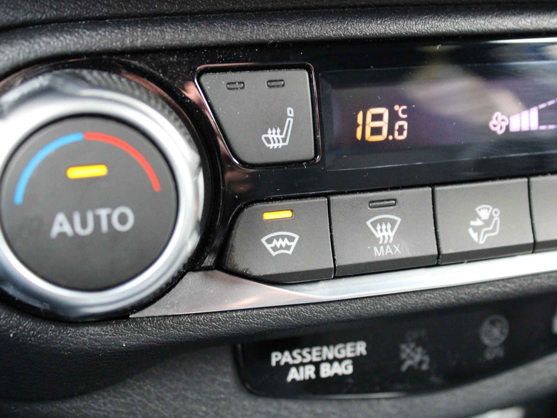 Nissan Juke 1.0 DIG-T 117PK N-Connecta DCT Automaat Navigatie, Voorruit-Stoelverwarming, All-Season banden, Lichtmetalen velgen, Trekhaak - 26/50