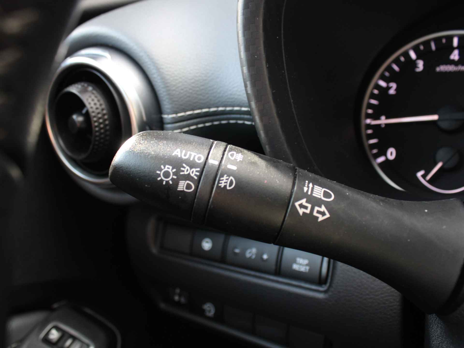 Nissan Juke 1.0 DIG-T 117PK N-Connecta DCT Automaat Navigatie, Voorruit-Stoelverwarming, All-Season banden, Lichtmetalen velgen, Trekhaak - 30/50