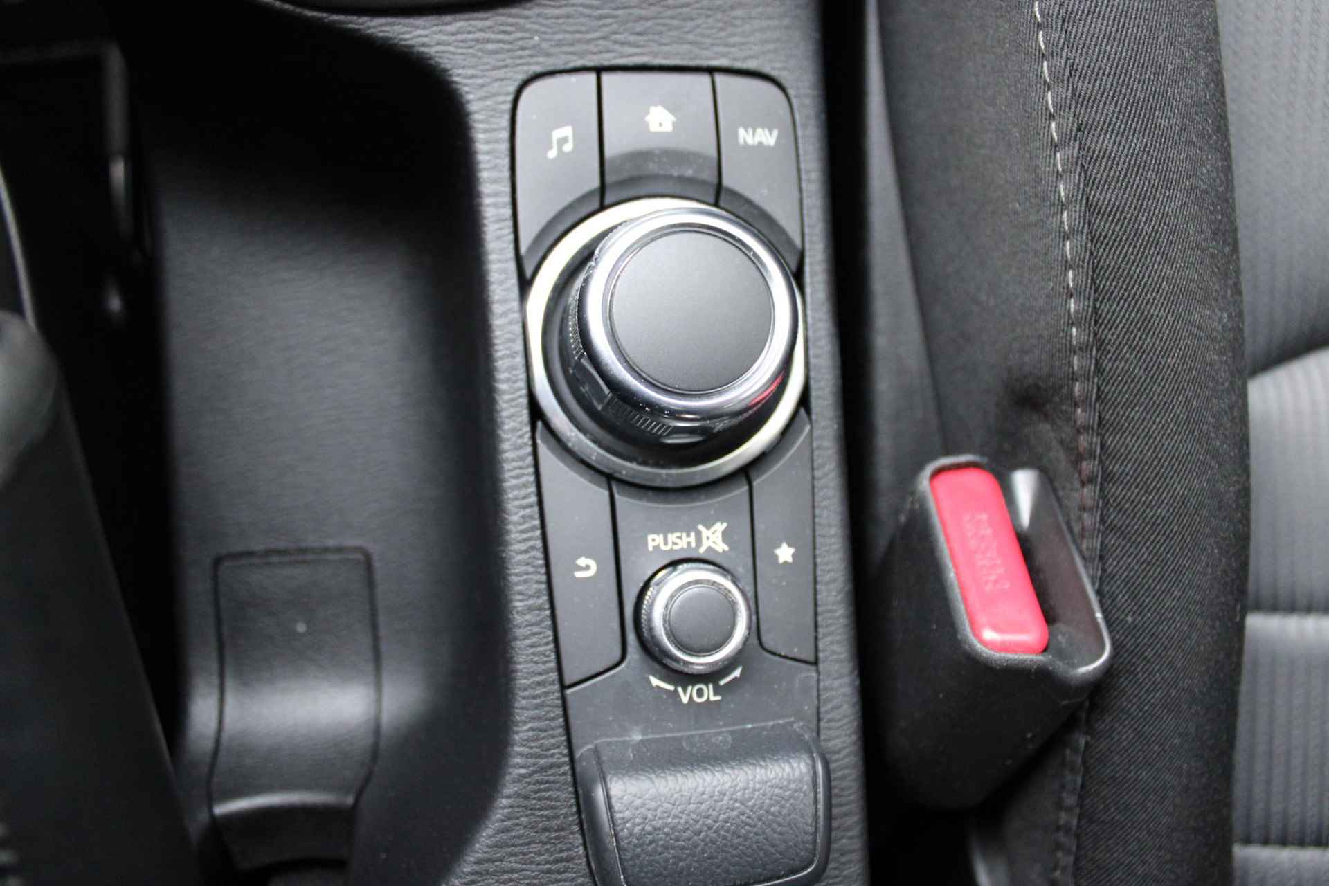 Mazda CX-3 2.0 SkyActiv-G 120 Dynamic Navigatie * Parkeersensoren * Licht metalen velgen * stoelverwarming * automatische airconditionering. - 19/27