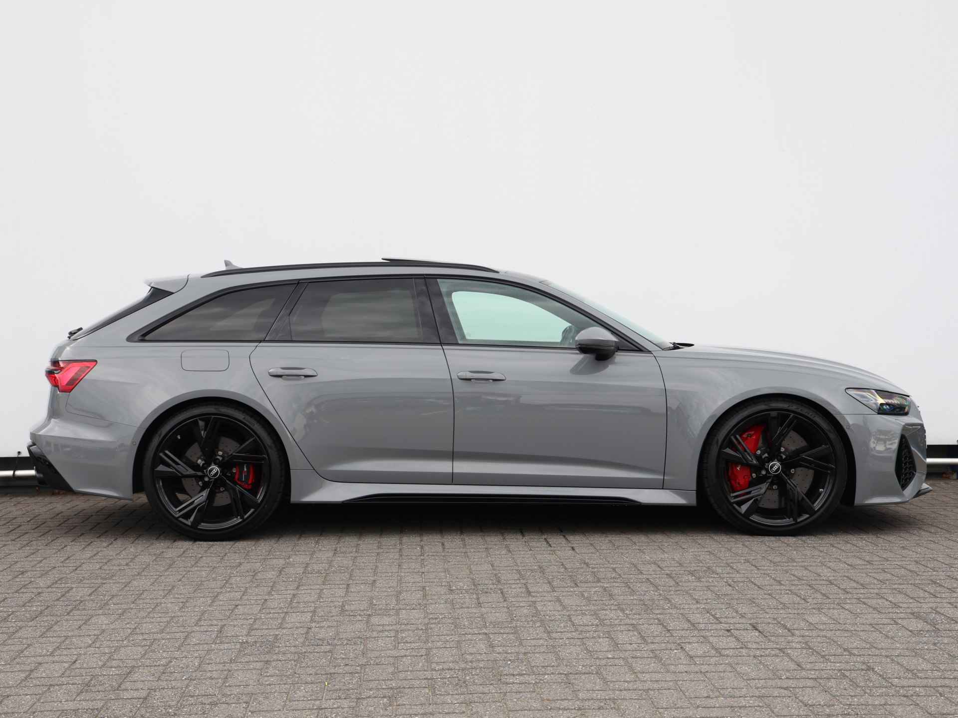 Audi RS6 Avant 4.0 TFSI 600 PK quattro | Keramisch | 305 km/u | RS Dynamic plus | Vierwielsturing | B&O | Pano | Servo | Trekhaak | 22" | Head-up | Matrix Laser - 2/62