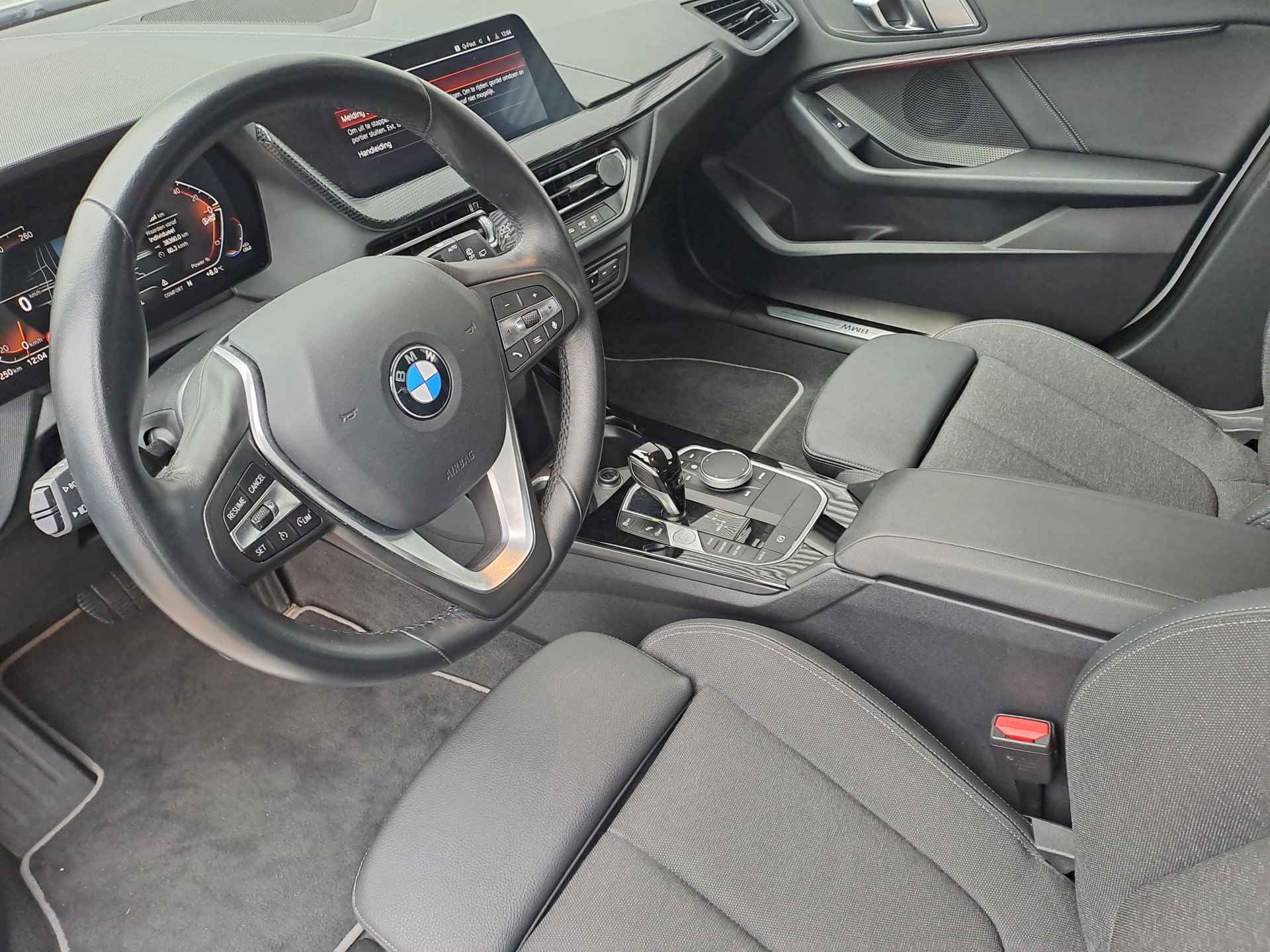 BMW 1-serie 118i Business Edition AUTOMAAT SportLine | Navigatie | Climate | Cruise | Digitaal cockpit | Live Cockpit Pro | Sensoren - 11/43