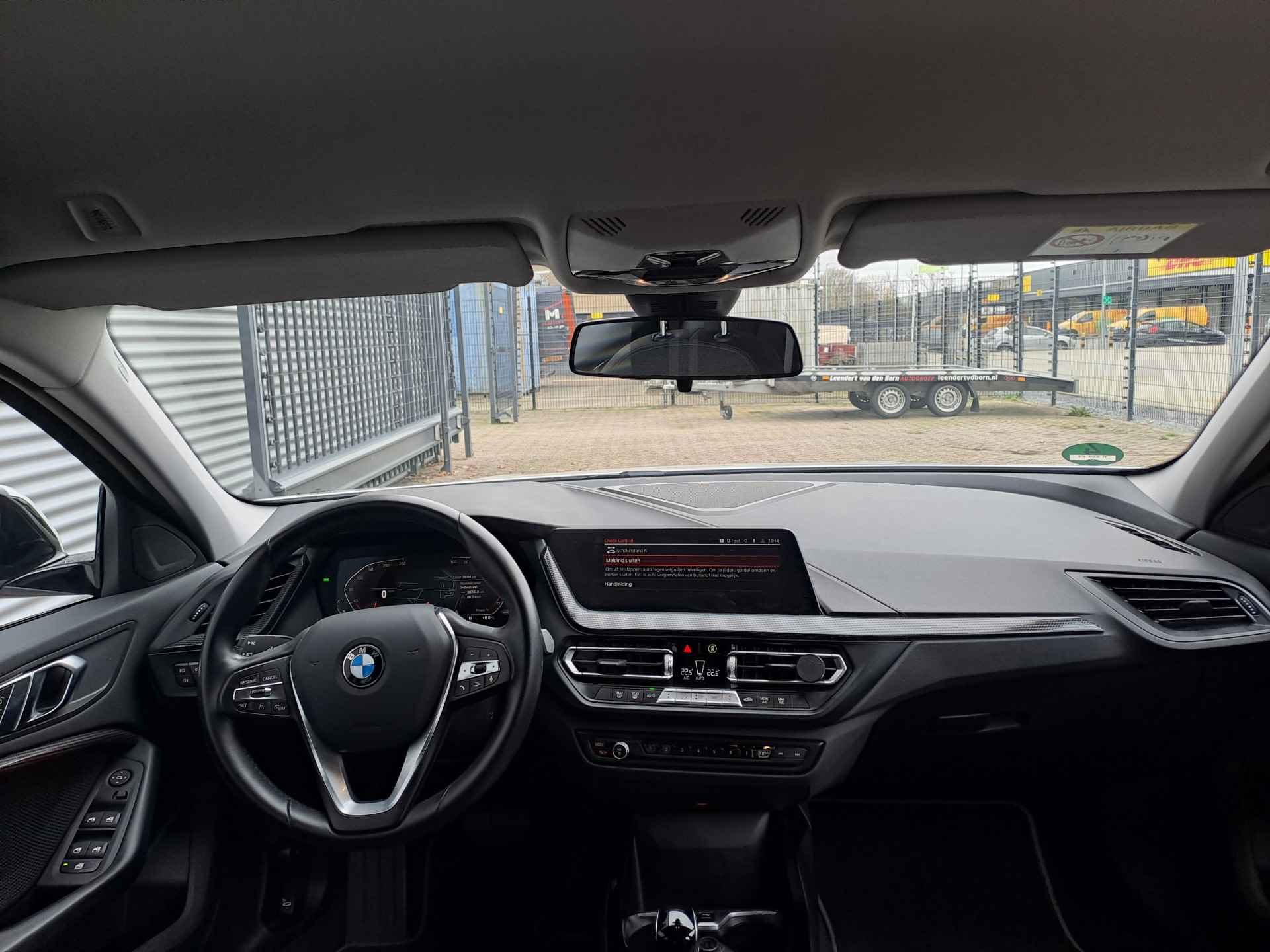 BMW 1-serie 118i Business Edition AUTOMAAT SportLine | Navigatie | Climate | Cruise | Digitaal cockpit | Live Cockpit Pro | Sensoren - 17/43