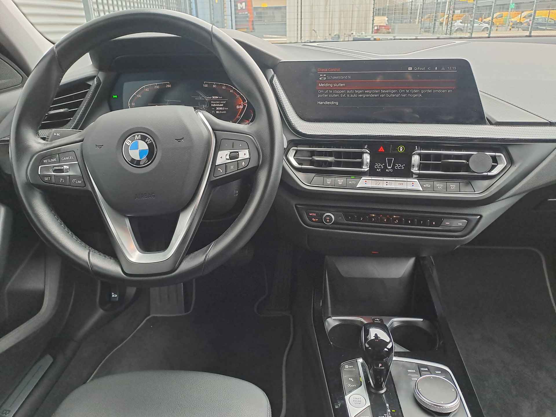 BMW 1-serie 118i Business Edition AUTOMAAT SportLine | Navigatie | Climate | Cruise | Digitaal cockpit | Live Cockpit Pro | Sensoren - 19/43