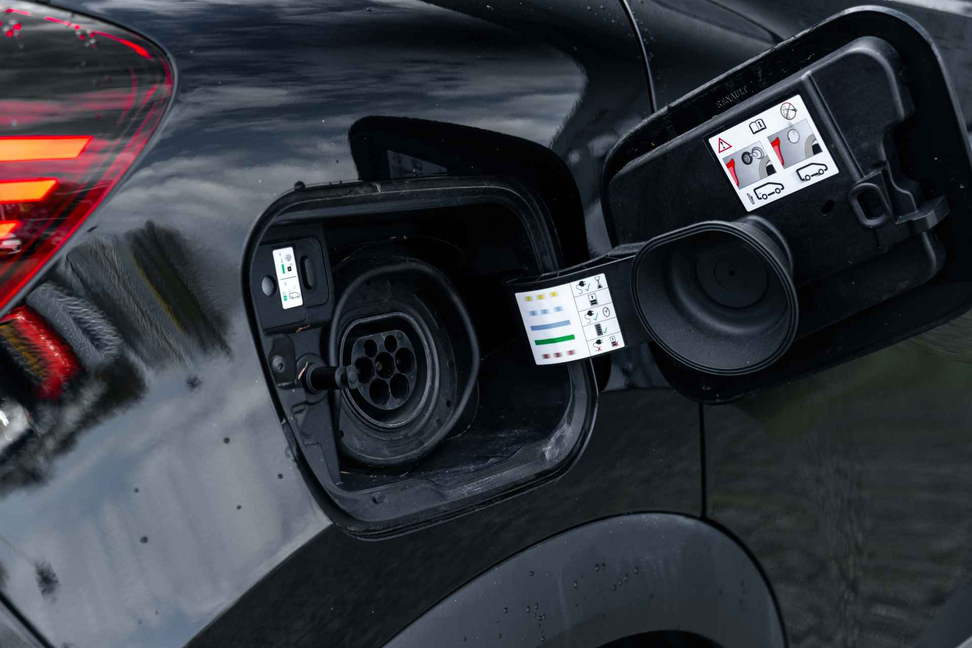 Renault Captur 1.6 E-Tech Plug-in Hybrid 160 PK Edition One | Stoelverwarming voor | Groot scherm | incl. Bovag rijklaarpakket met 12 maanden garantie - 21/65